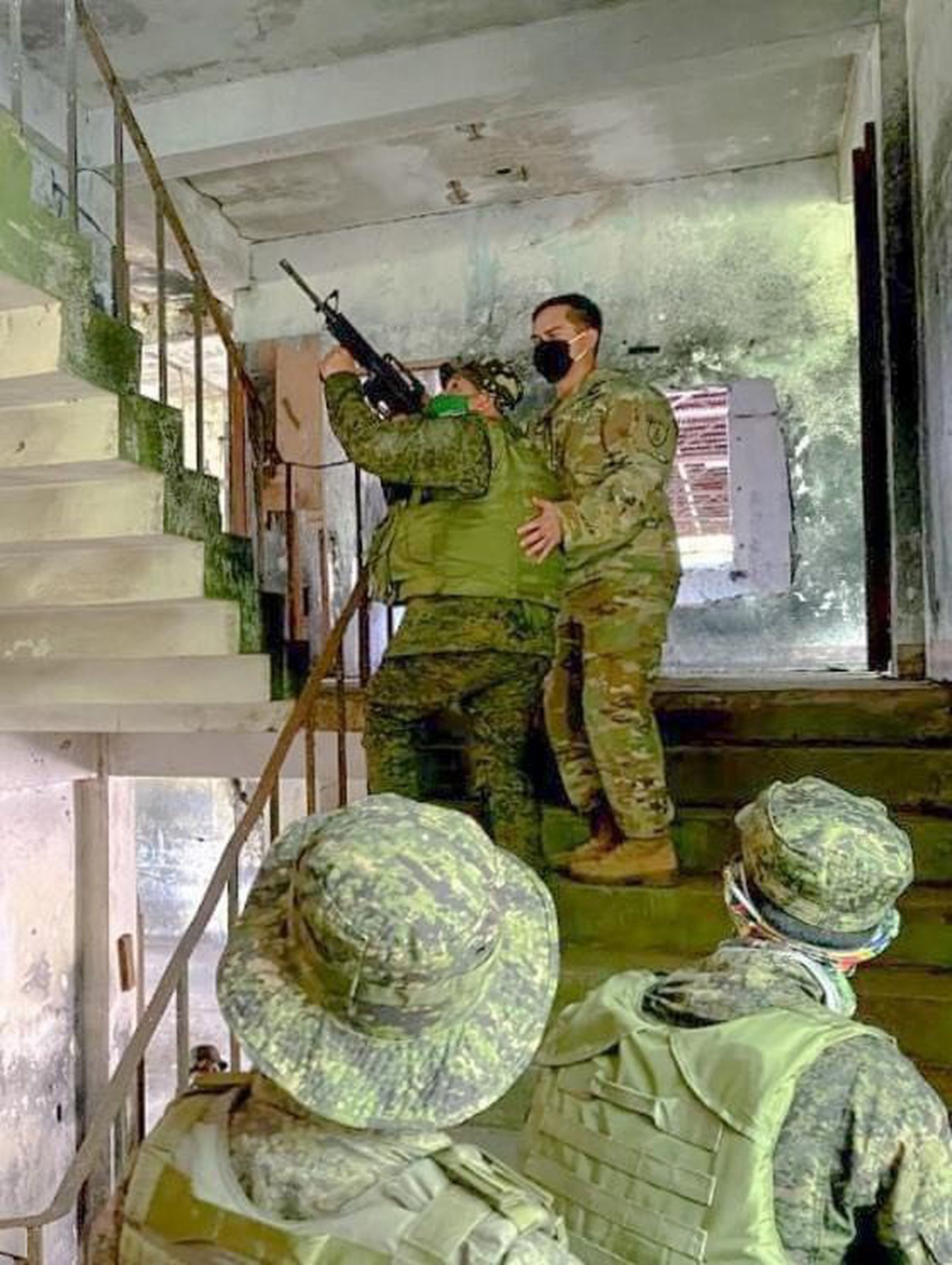 图为美军安合旅官兵4月指导菲律宾部队战训。（美国驻菲律宾大使馆）