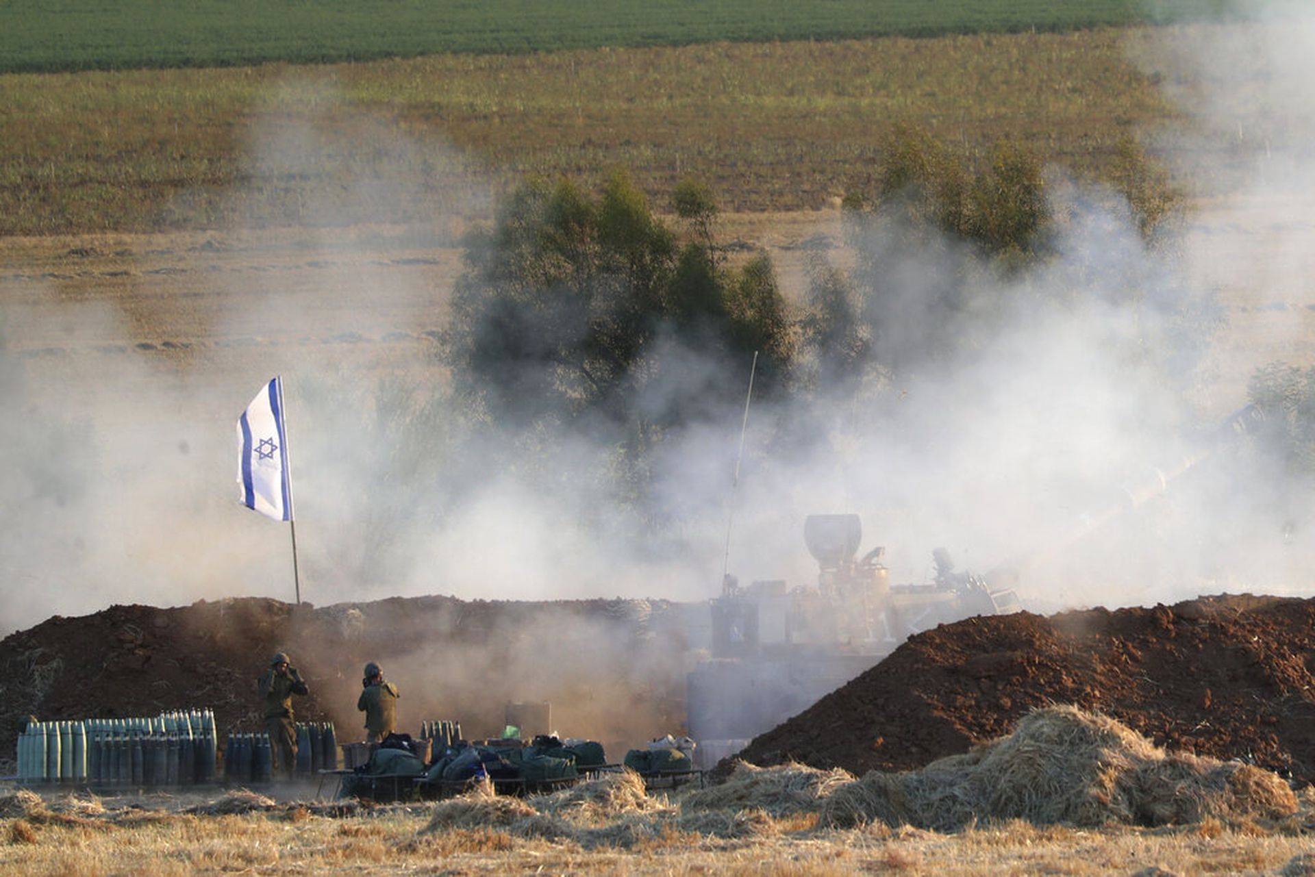 以巴冲突：图为5月13日，图为身在以色列及加沙边界的以军炮兵营，向加沙地带发炮。（AP）