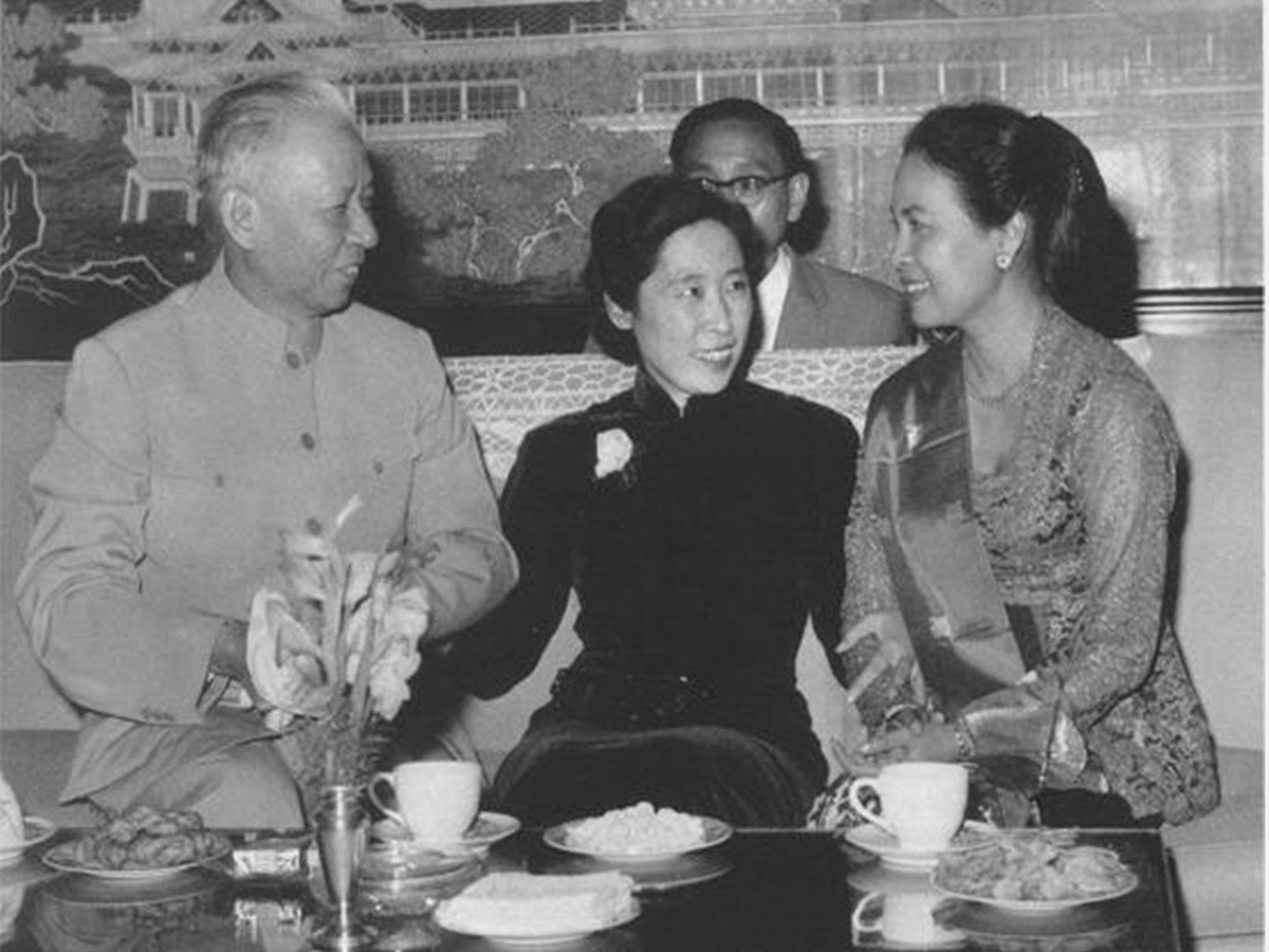 1962��9�£�ʱ���й�������ϯ������������������Ӽ����õ�ӡ����ͳ�ռ�ŵ��Bung Sukarno�����ˣ�������ȫ����ͬ�����»��磩