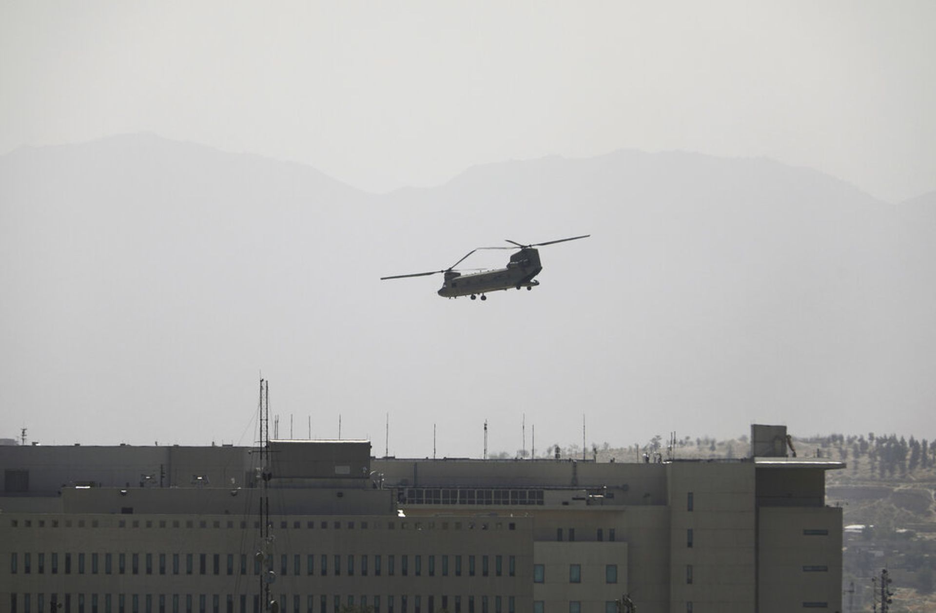 2021年8月15日，美军直升机在美国驻阿富汗大使馆上空盘旋。（AP）