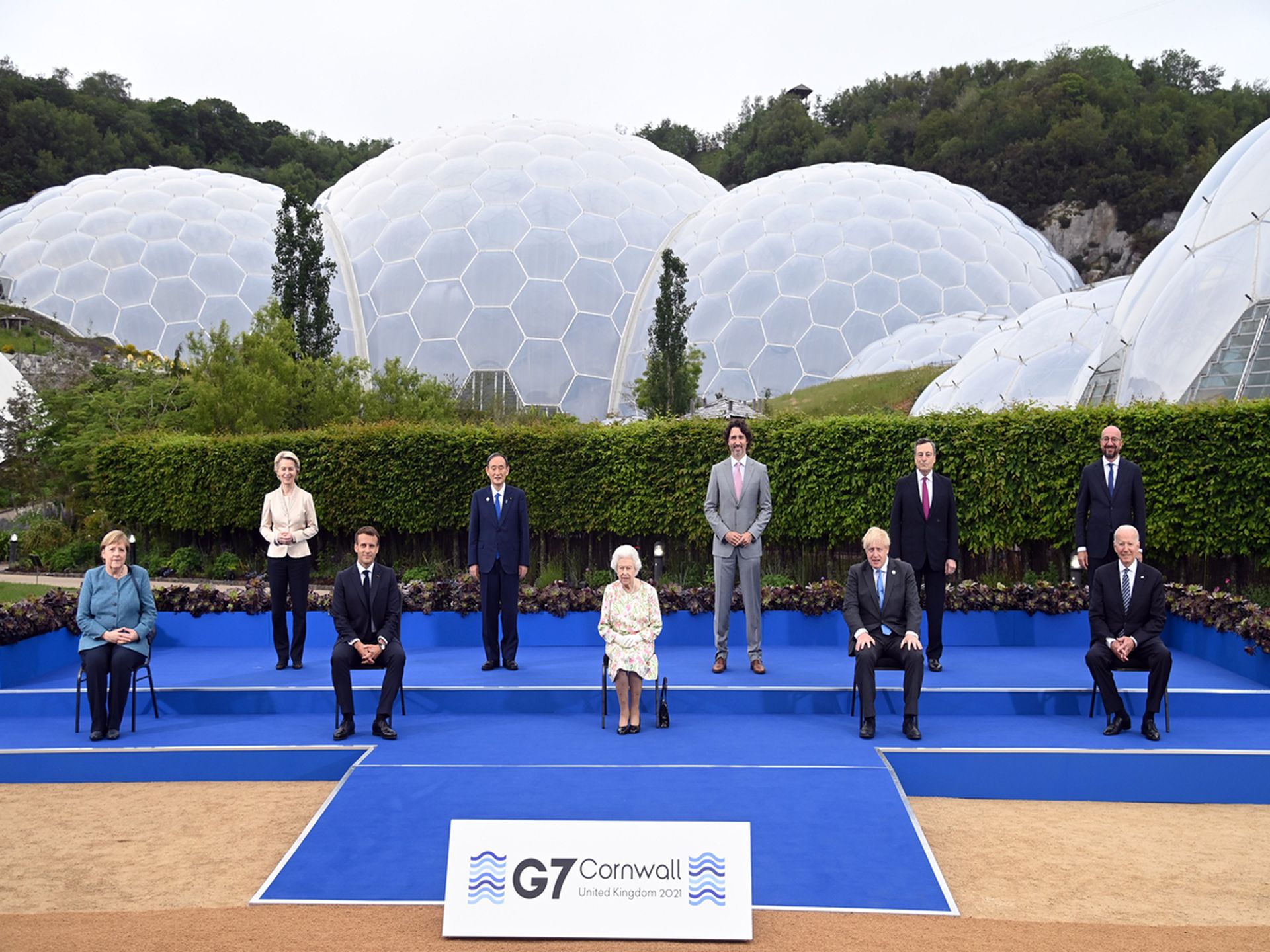 英国女王与G7领导人合影。（Twitter@G7）