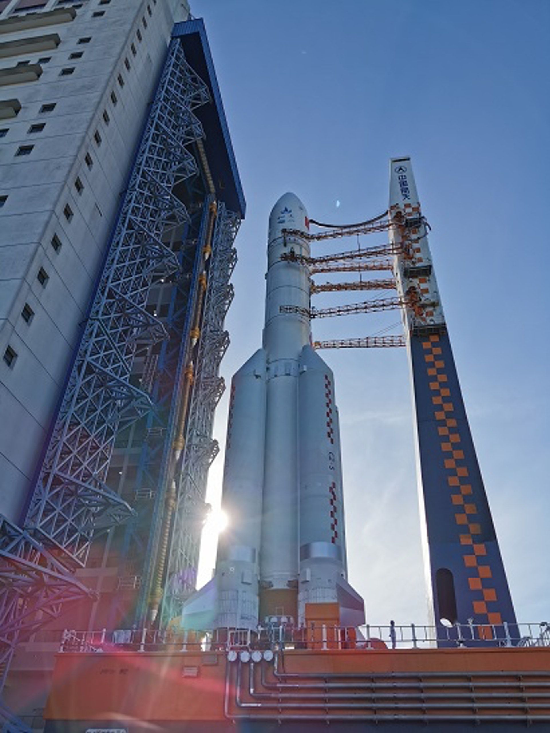 7月17日,实施首次火星探测任务的长征五号遥四运载火箭垂直转运至发射区。(新华社) 7月17日,实施首次火星探测任务的长征五号遥四运载火箭垂直转运至发射区。(新华社)