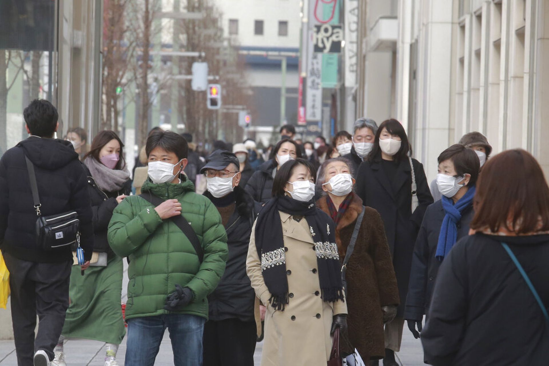 日本新冠肺炎疫情：图为1月26日，民众在东京街头走过。（AP）