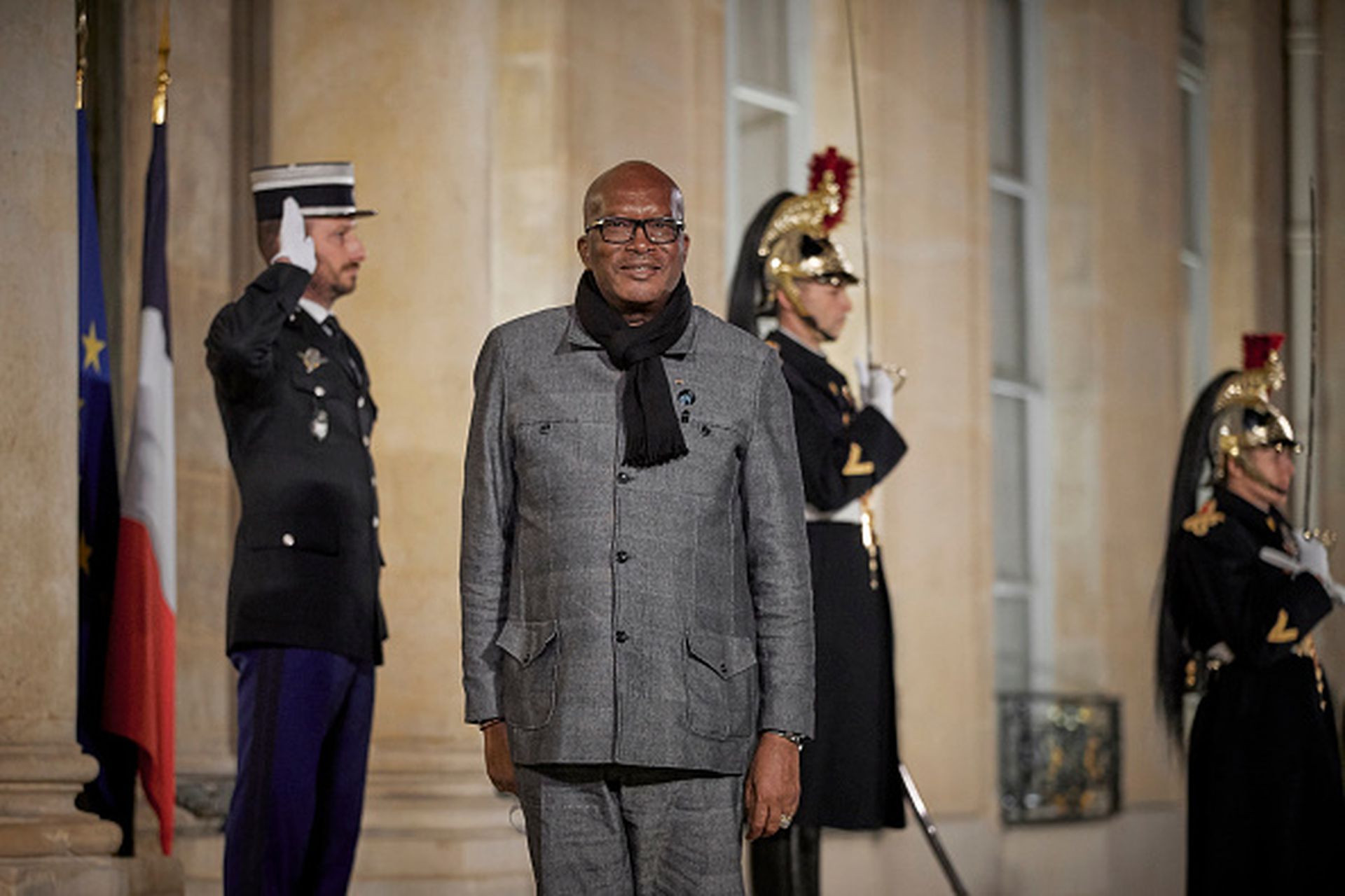 图为布基纳法索总统卡博雷2021年11月11日访法并出席晚宴，抵达法国总统府爱丽舍宫。（Getty）