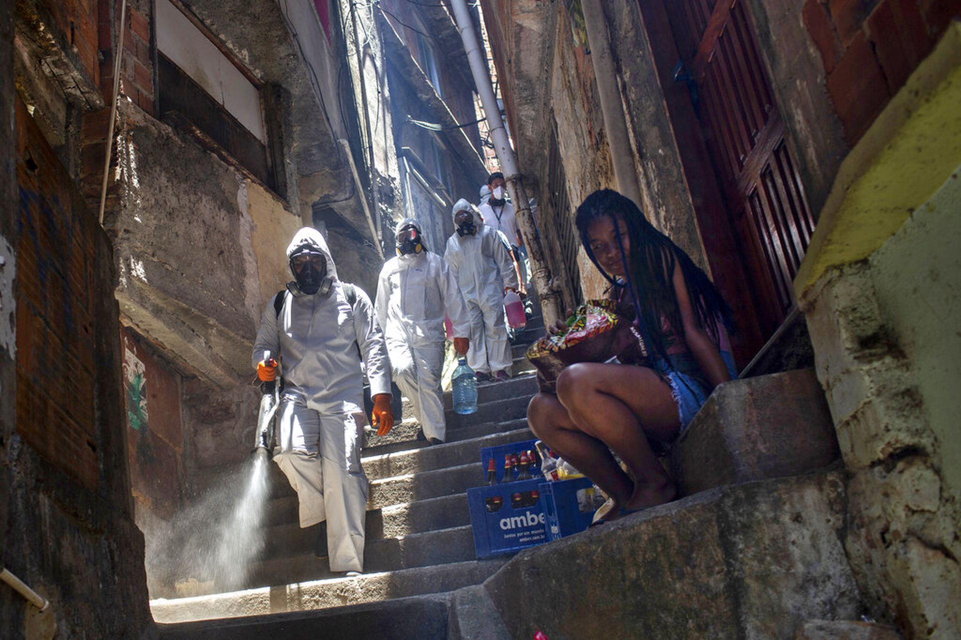 巴西新冠肺炎疫情：图为11月28日义工在里约热内卢Santa Marta贫民窟中进行消毒工作。（AP）