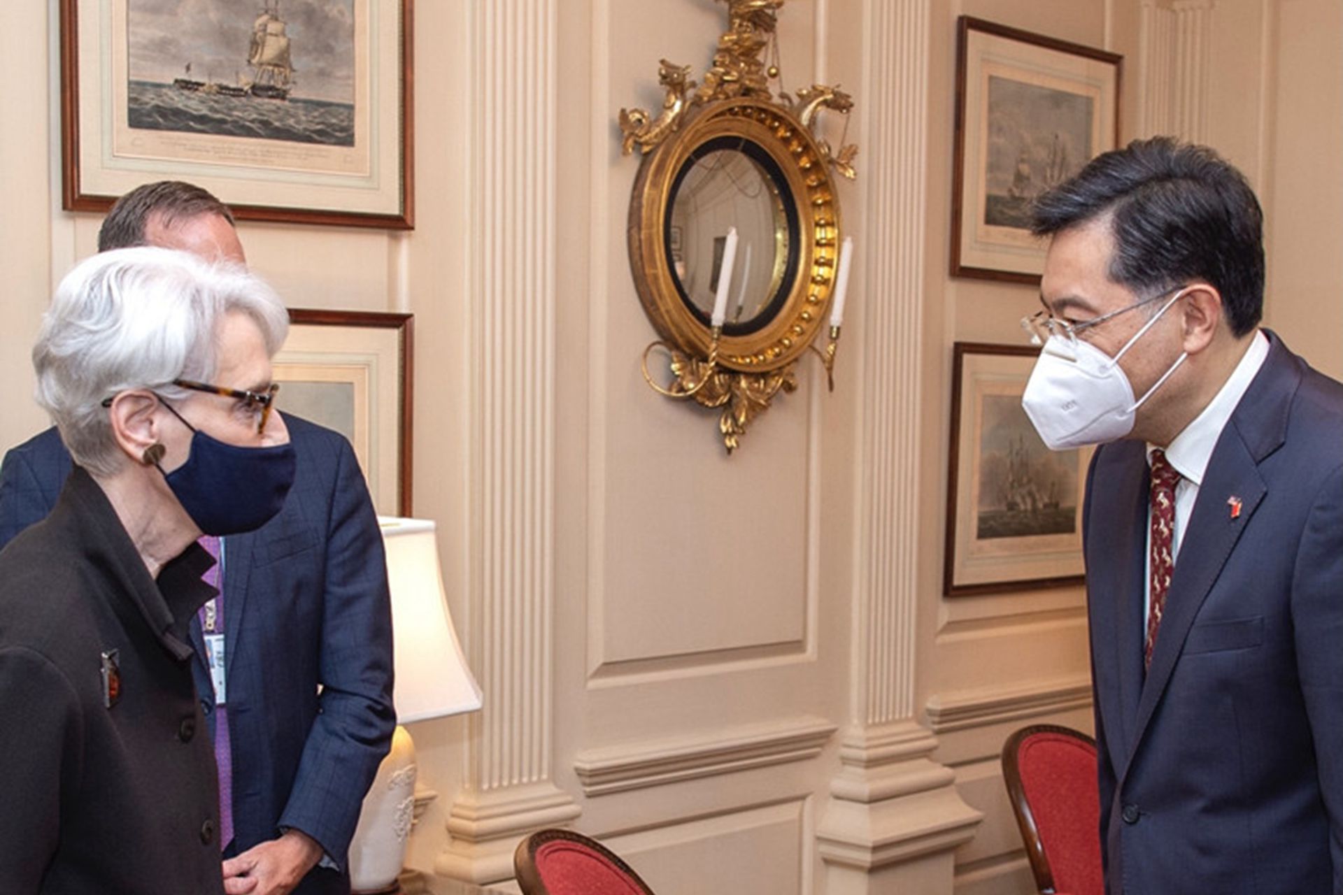 秦刚(右)与舍曼会面。 (中国驻美大使馆官网) 秦刚(右)与舍曼会面。 (中国驻美大使馆官网)