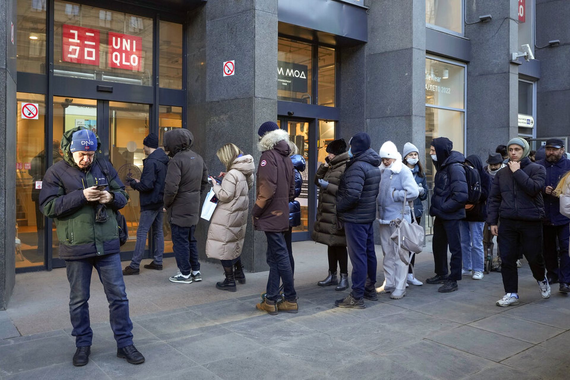 UNIQLO將暫停俄羅斯業務　顧客排隊搶購多間分店有人龍