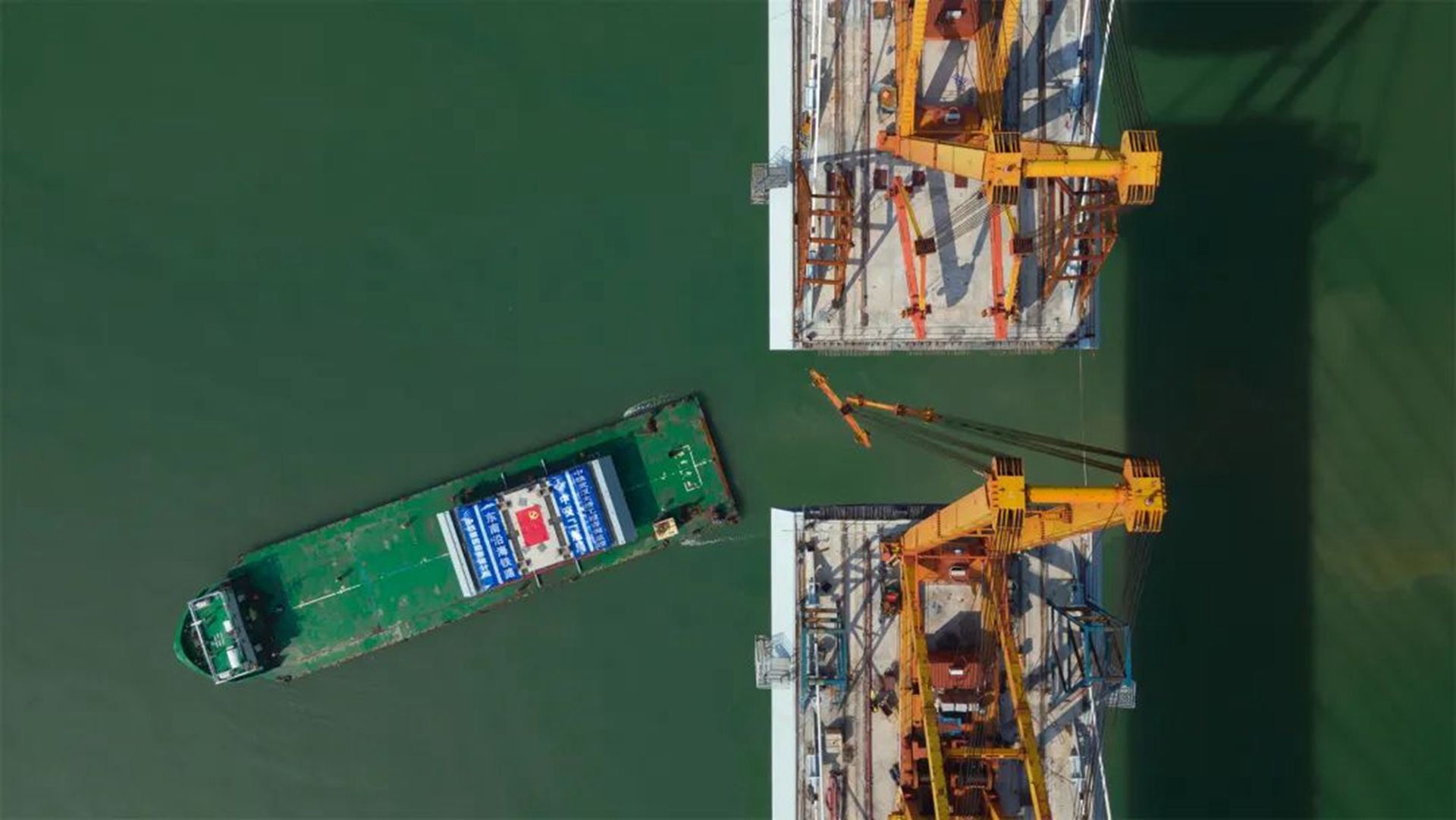 泉州湾跨海大桥最后一榀钢箱梁安装完成。（微信＠中国铁路）