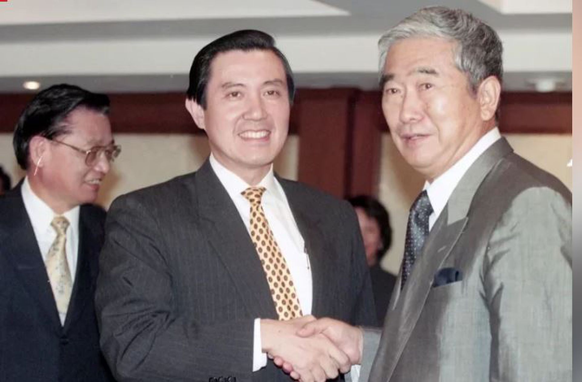 1999年11月，时任台北市市长马英九（中）与日本东京都知事石原慎太郎（右）会面。（台湾联合报）
