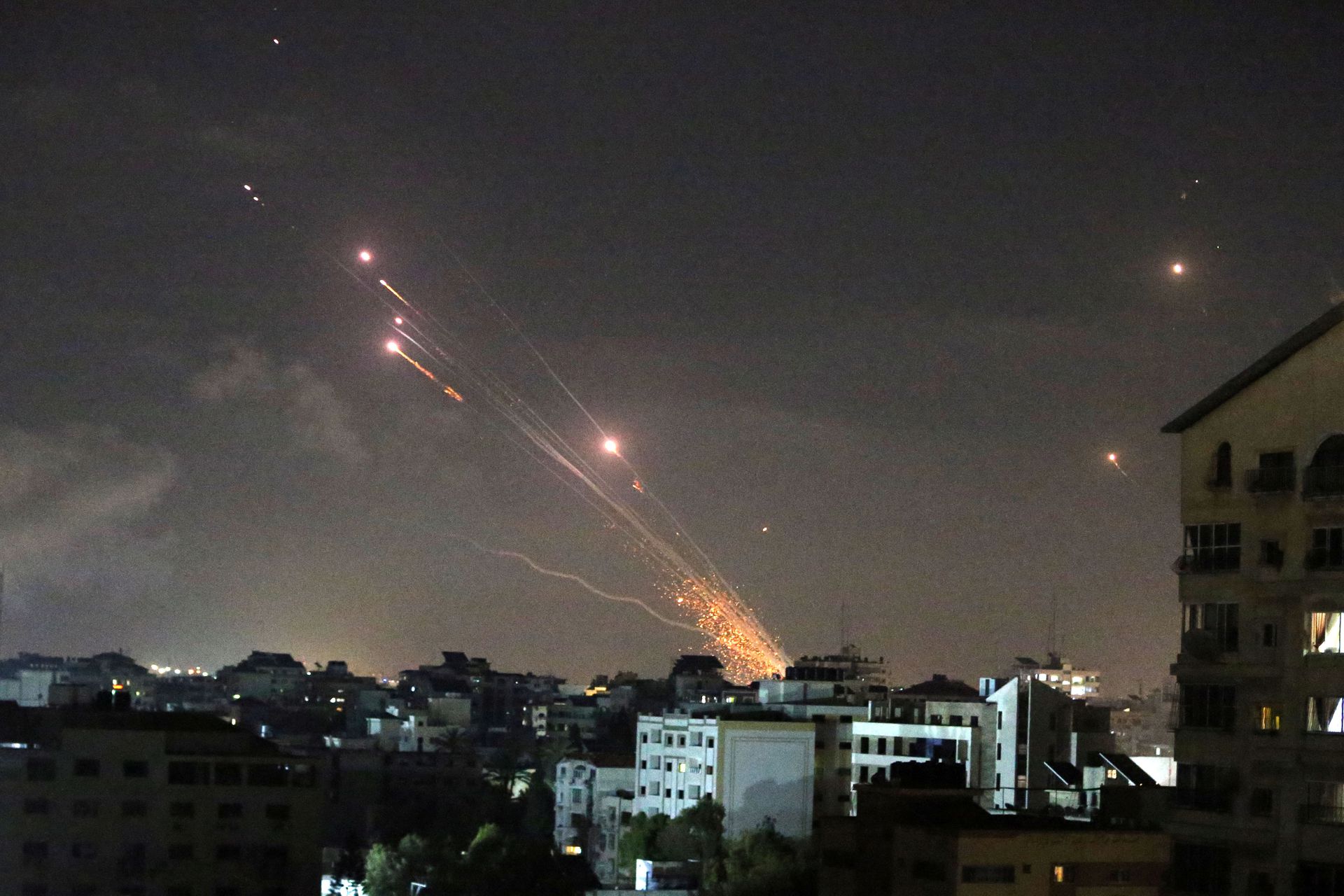 图为5月12日，巴勒斯坦武装分子向以色列发射火箭。（Reuters）