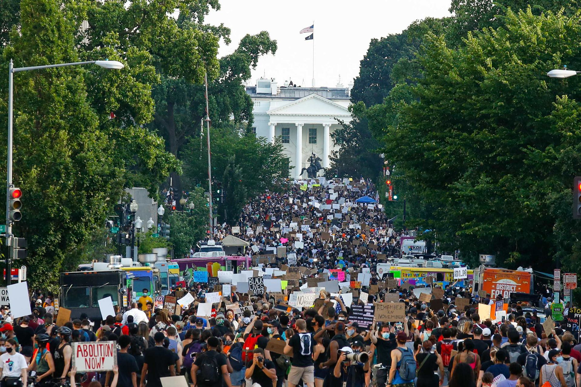 示威成为疫情过后的全球现象，图为2020年6月6日，示威者在白宫附近举行集会，抗议弗洛伊德（George Floyd）遭暴力执法致死之景。（AP）