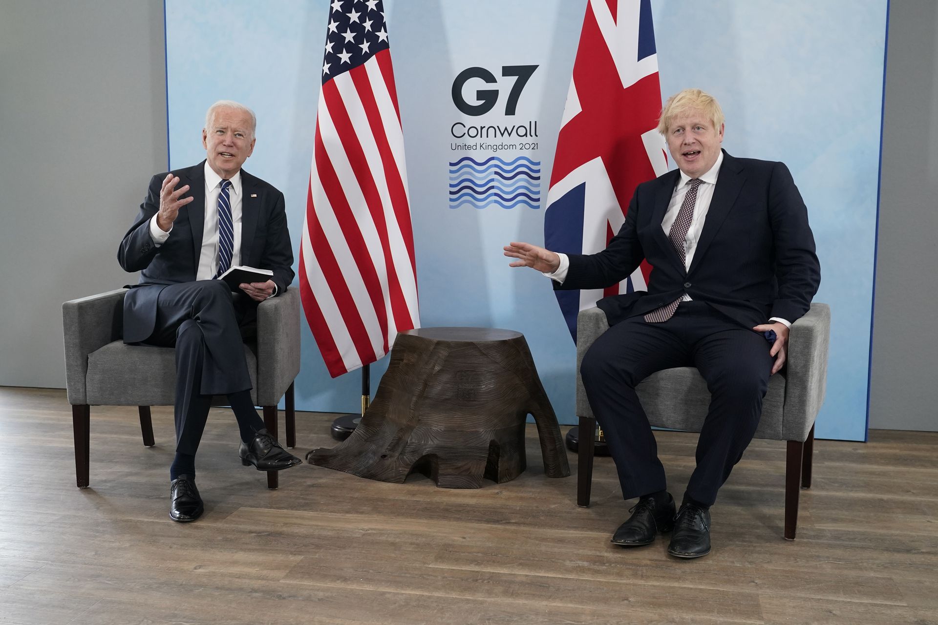 2021年6月10日，英国首相约翰逊（右）在七国集团峰会前与美国总统拜登举行会谈。（AP）