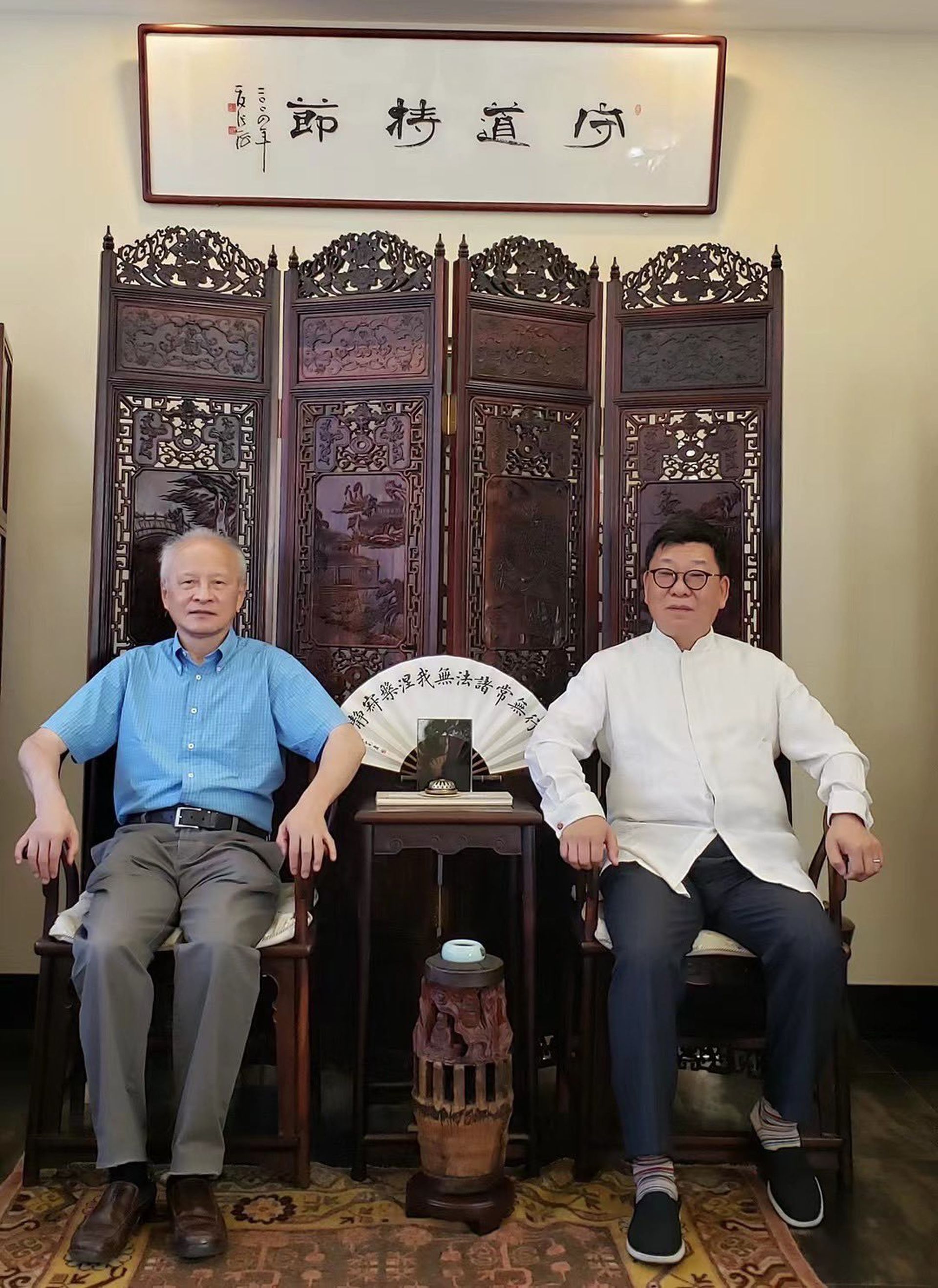 崔天凯和韩方明合影。(Twitter@Shen Shiwei沈诗伟) 崔天凯和韩方明合影。(Twitter@Shen Shiwei沈诗伟)