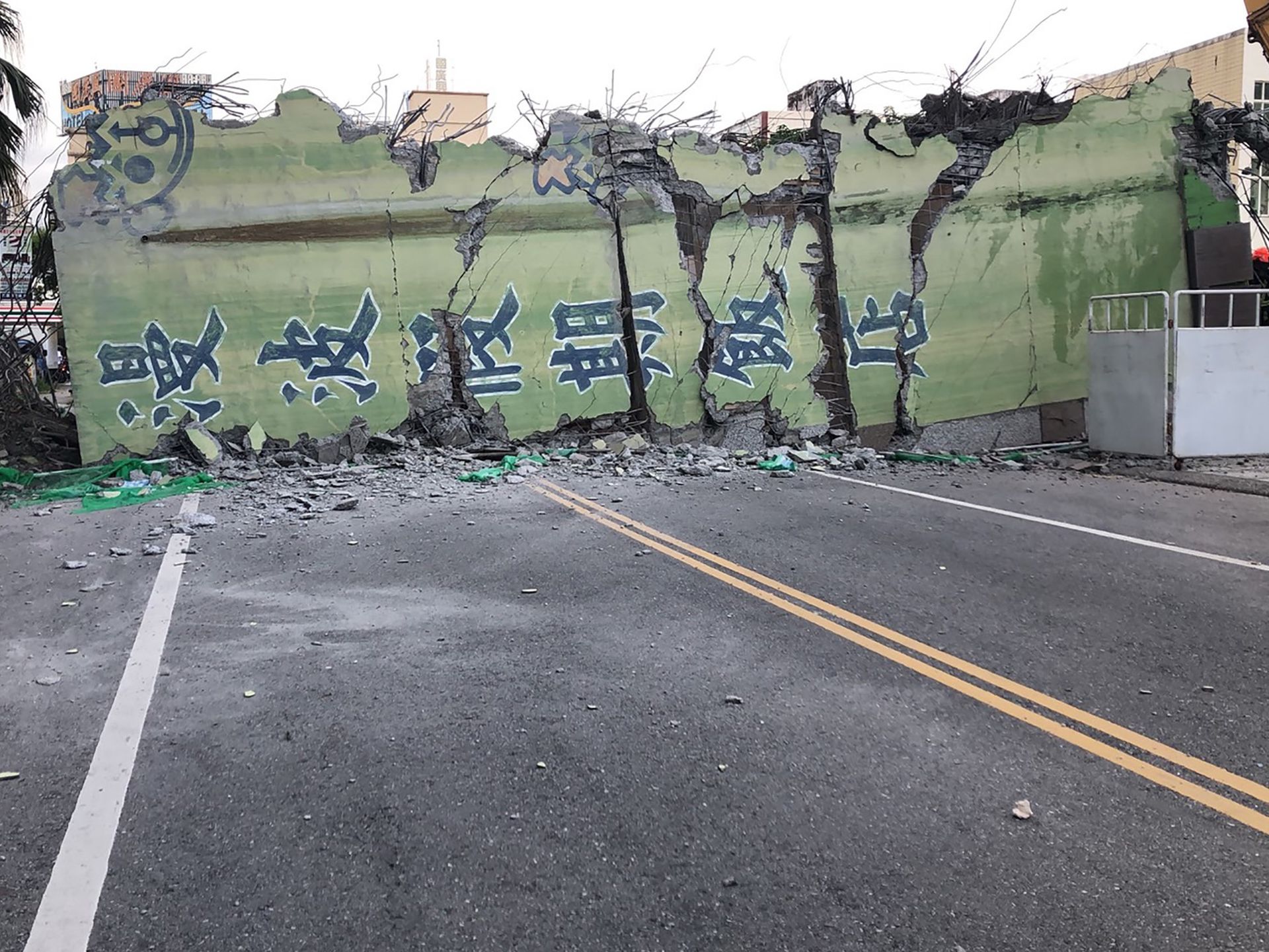 花莲饭店原地倒塌画面惊悚 根本来不及逃 影 多维新闻 台湾