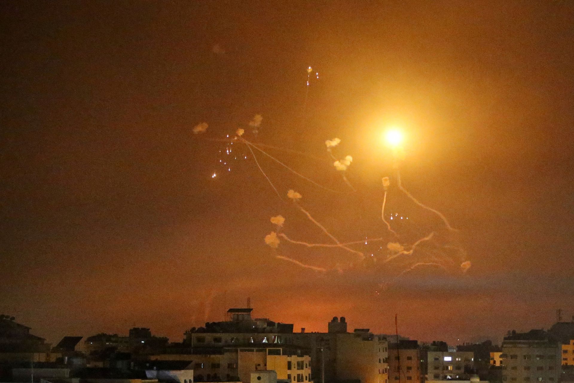 以军“铁穹”防御系统（Iron Dome）在加沙地带上空拦截从当地发射的火箭。（Reuters）