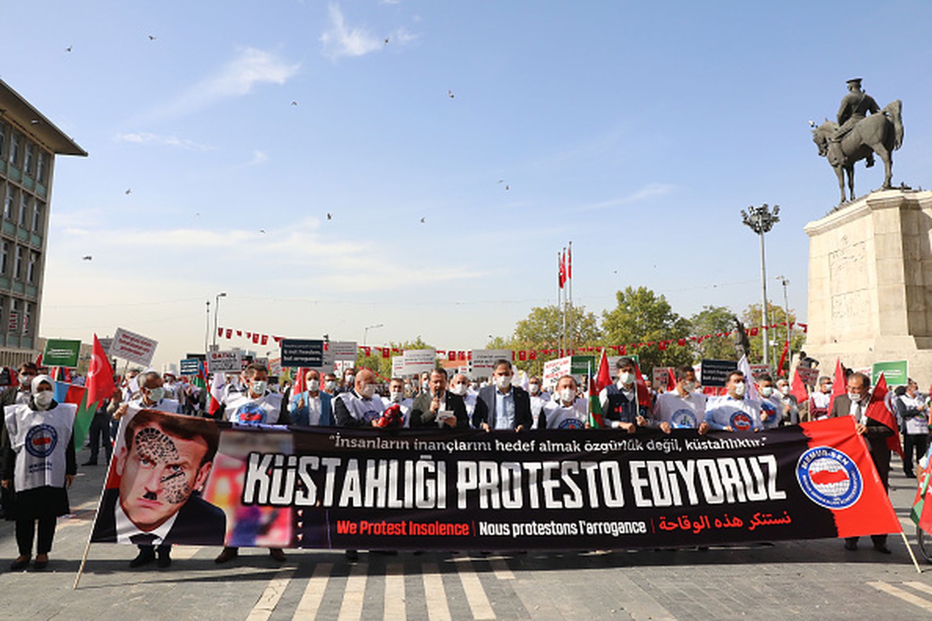 2020年10月27日，土耳其民众在安卡拉举行示威游行，强烈抗议法国总统马克龙（Emmanuel Macron）对伊斯兰教及穆斯林的“轻蔑言行”，横幅中马克龙本人的头像被打上了鞋印。（Getty Images）