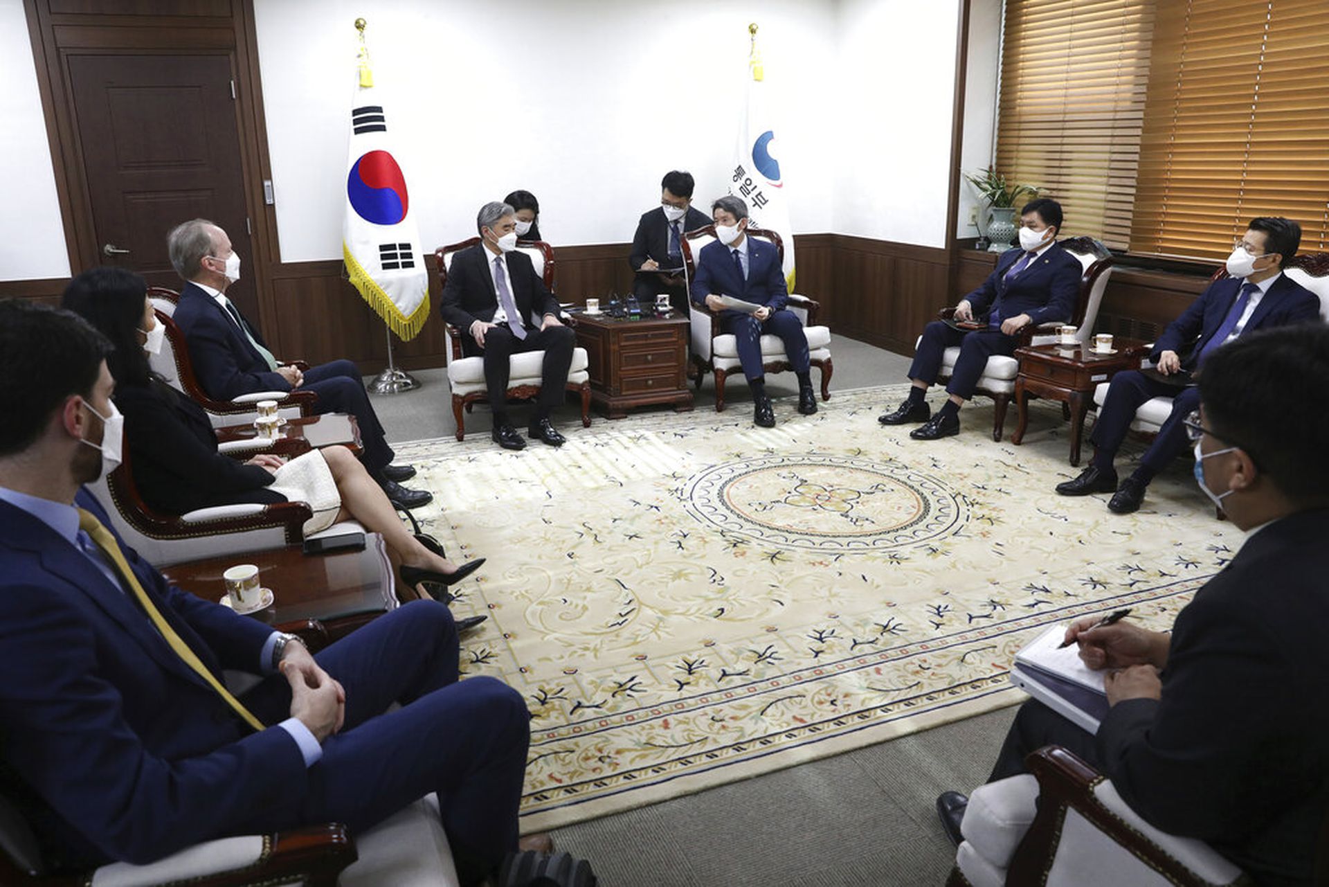 图为2021年6月22日，韩国统一部部长李仁荣和美国朝鲜事务特别代表金成于首尔会面。（AP）