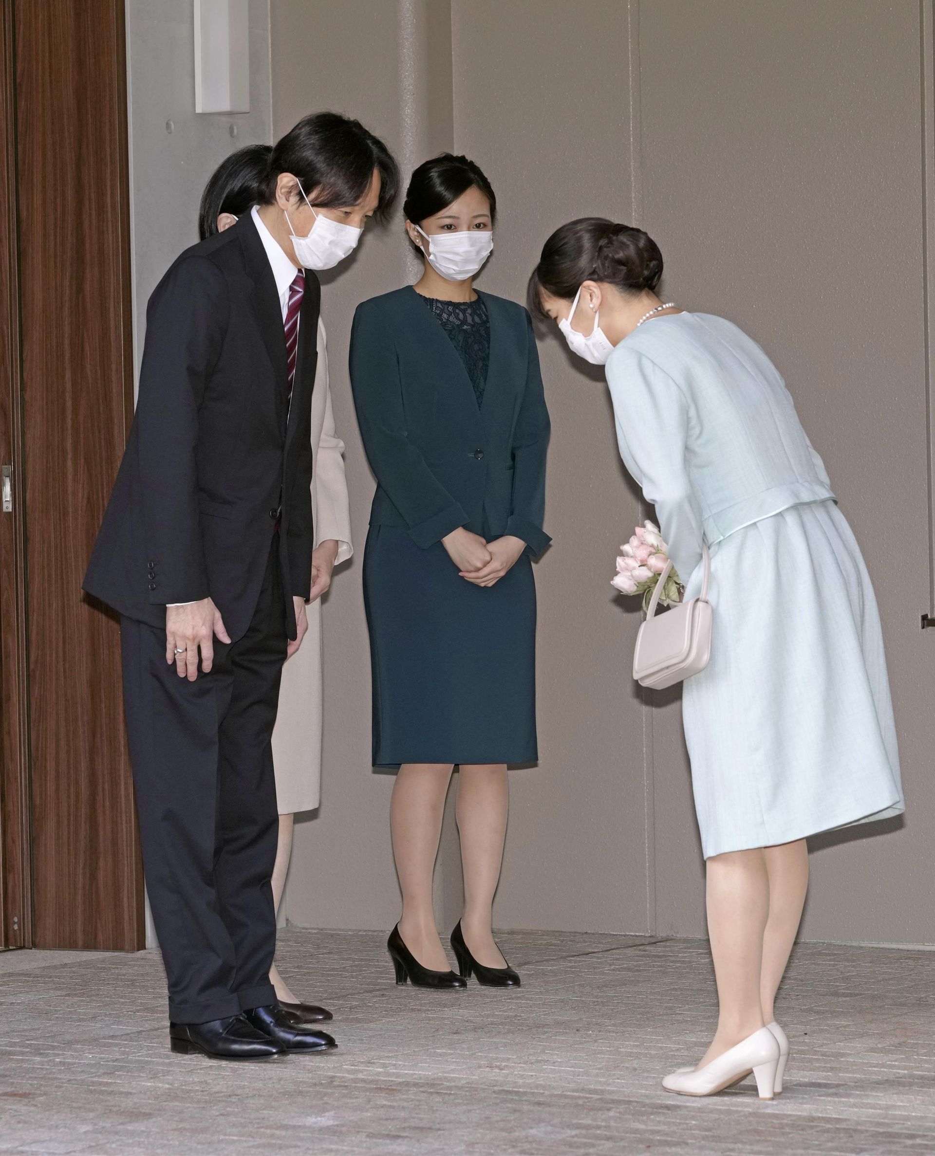 2021年10月26日，日本真子公主結婚當日向父親鞠躬。（AP）