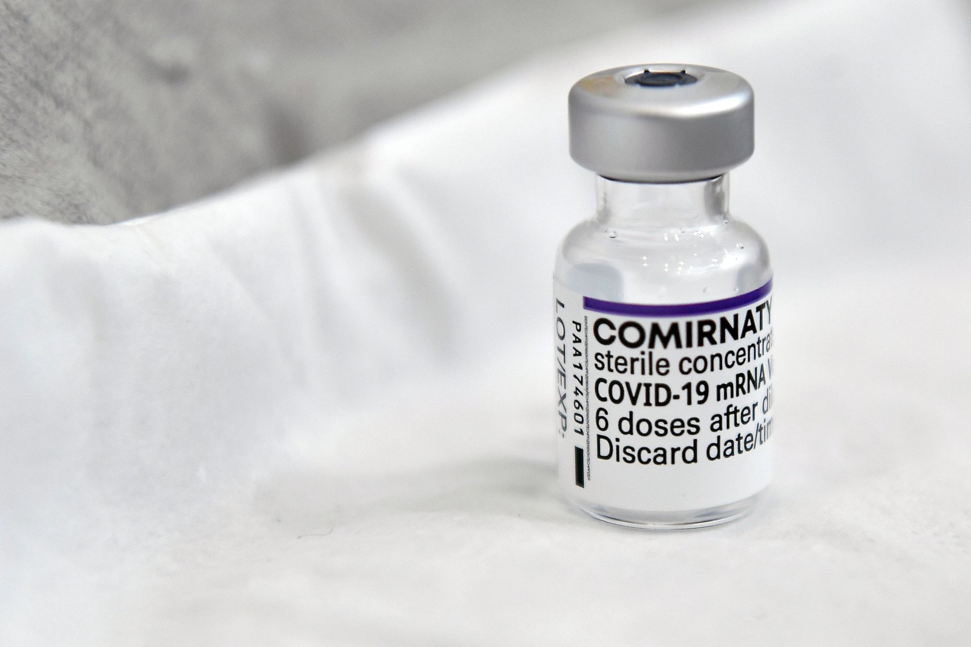 图为11月28日，爱尔兰都柏林一间疫苗注射中心，一剂的辉瑞新冠疫苗。（Reuters）