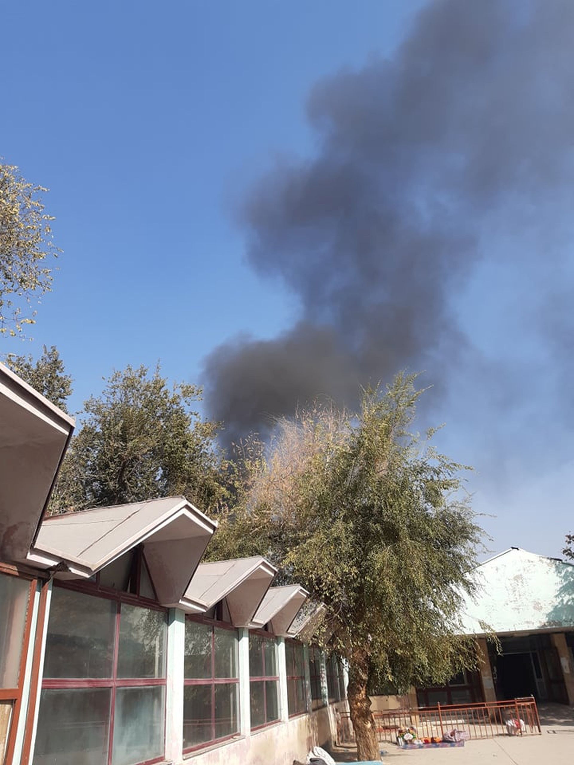 阿富汗：图为11月2日，阿富汗首都喀布尔一间军医院爆炸后传出浓烟。（Reuters）