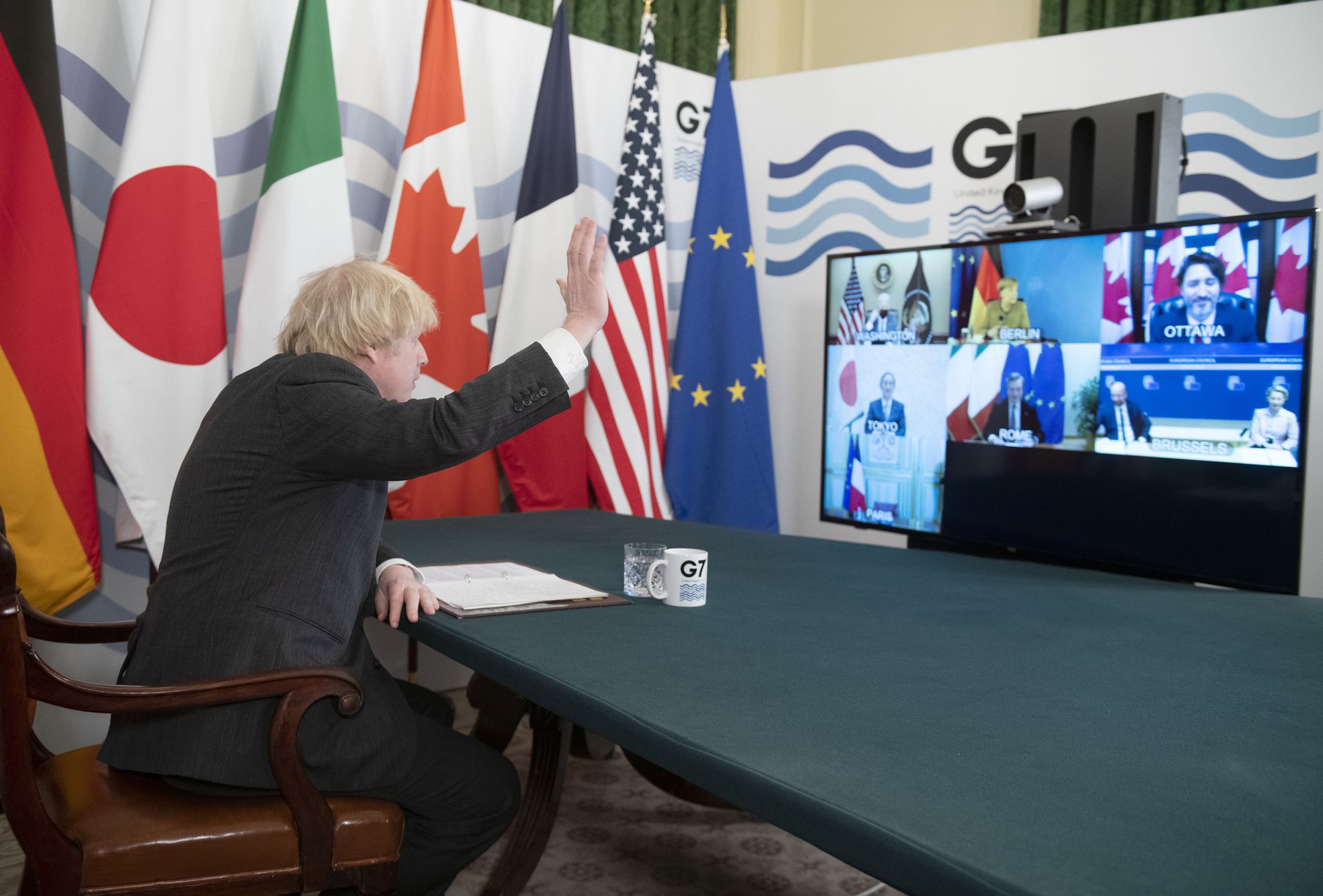 英国首相约翰逊（Boris Johnson）也出席当天的会议，并向其他领导人打招呼。（AP）