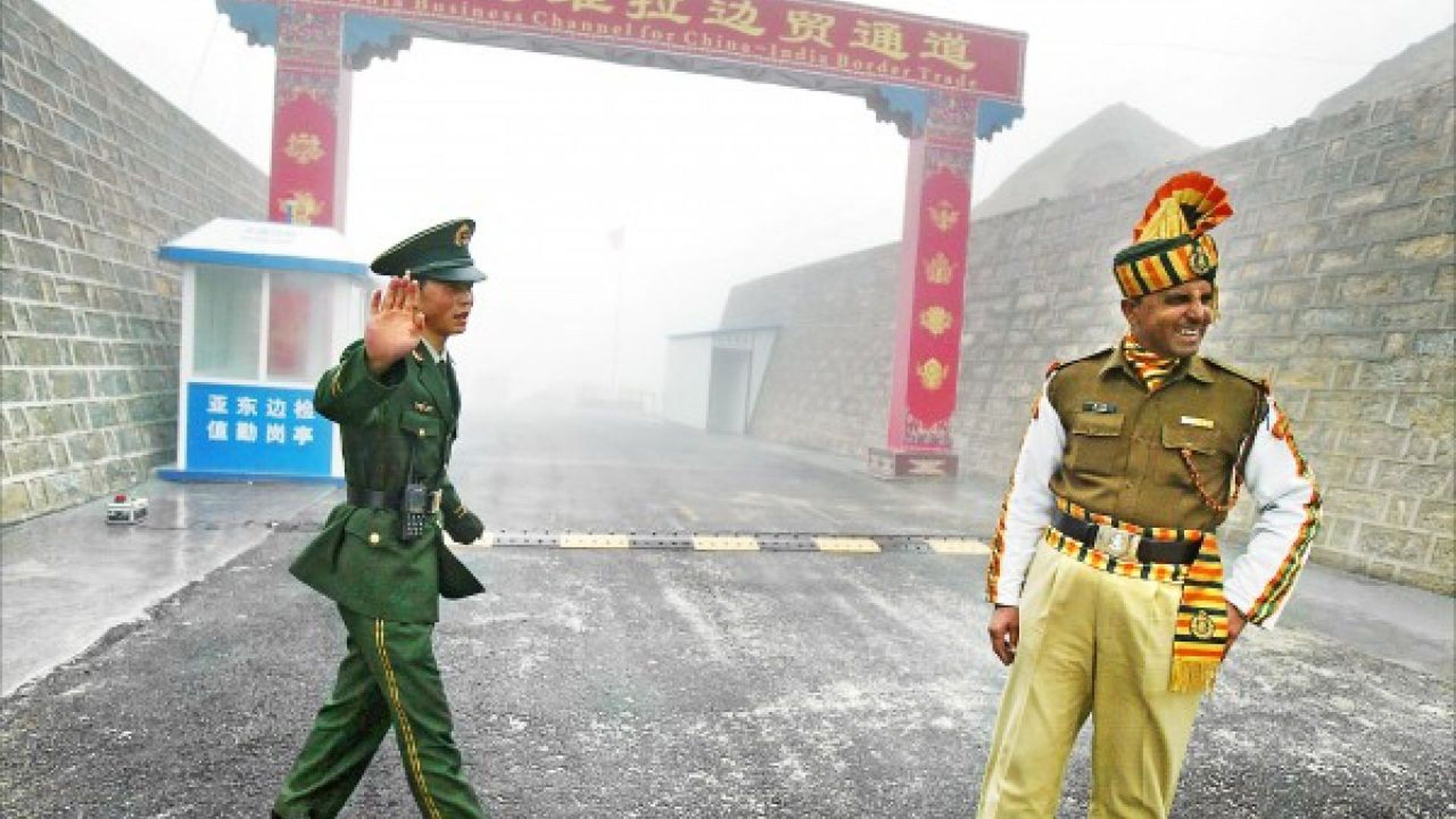 2017年6月26日,中印边界地区爆发武装冲突。印方批评中国越境毁坏两座地堡,引发两军肢体接触,而中方指责印军越线阻拦道路建设。图为2017年洞朗对峙时期前,解放军和印军在中印边境工作的资料画面。(Getty) 2017年6月26日,中印边界地区爆发武装冲突。印方批评中国越境毁坏两座地堡,引发两军肢体接触,而中方指责印军越线阻拦道路建设。图为2017年洞朗对峙时期前,解放军和印军在中印边境工作的资料画面。(Getty)