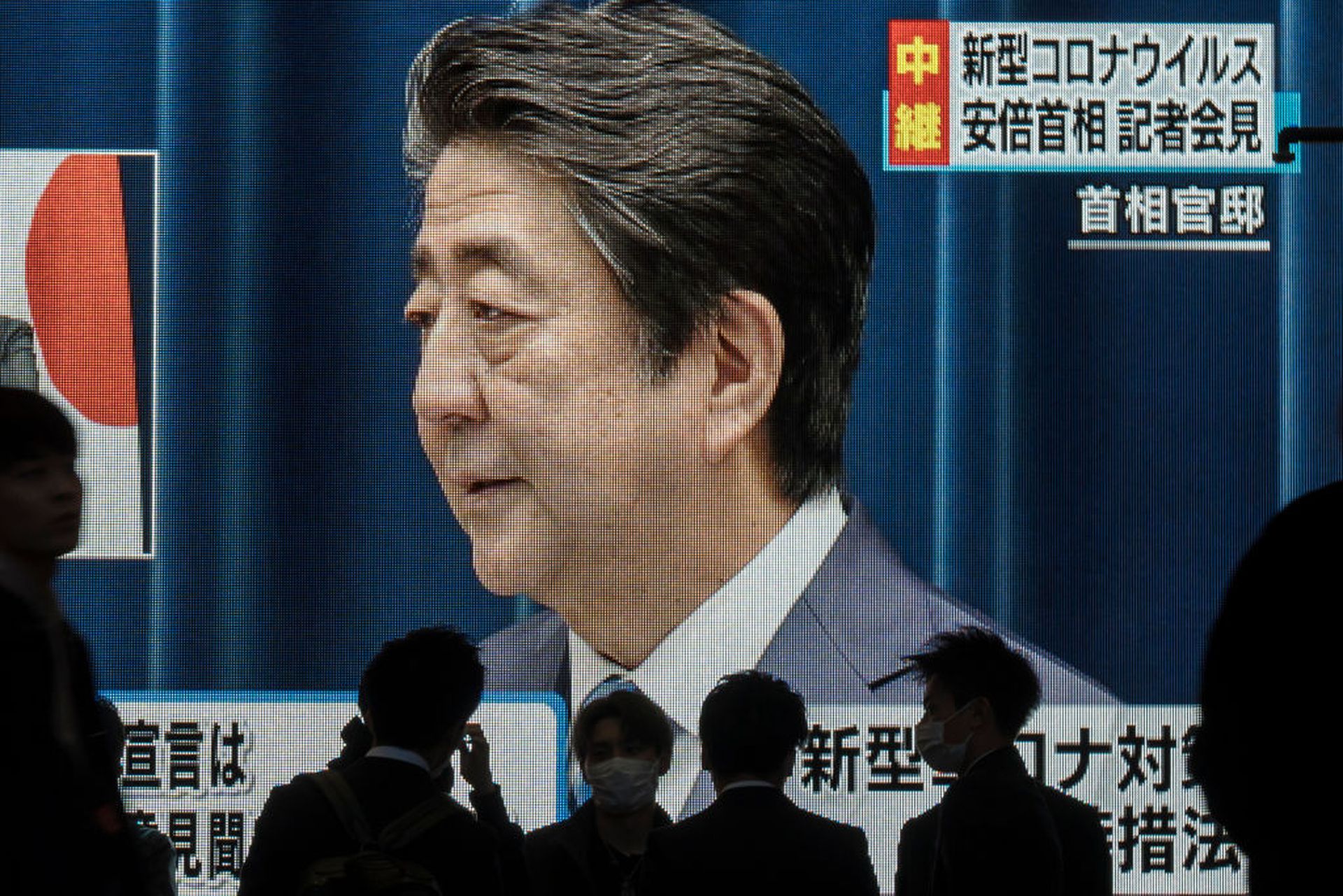 前日本首相安倍晋三任内的新冠肺炎防疫措施迟缓，惹人非议。（Getty Images）