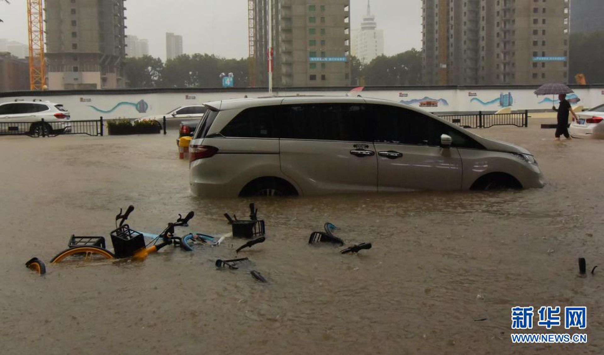 7月20日，车辆在郑州市街头被淹。（新华社）