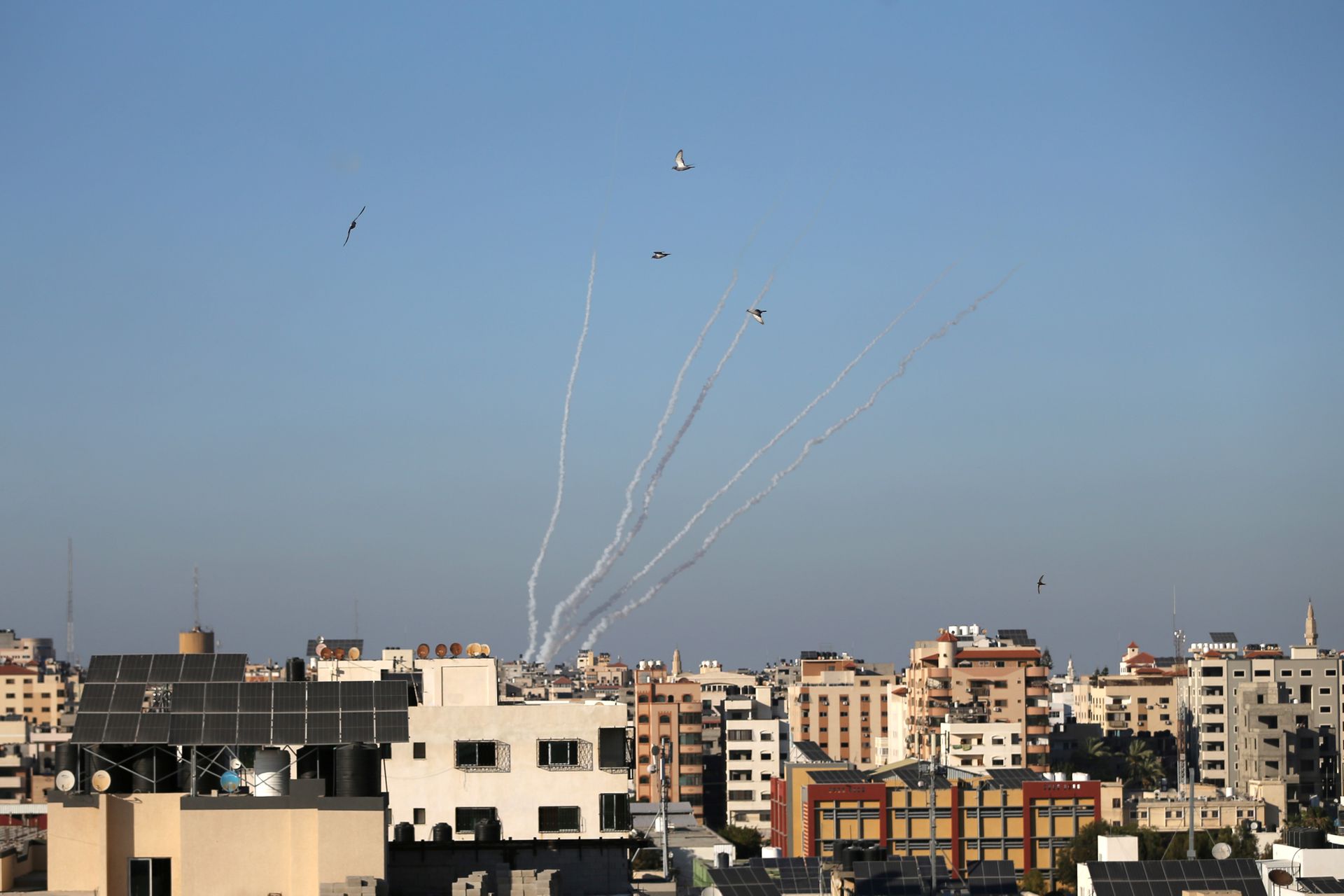 以巴冲突：巴勒斯坦武装份子5月13日于加沙地带向以色列发射多枚火箭。（Reuters）