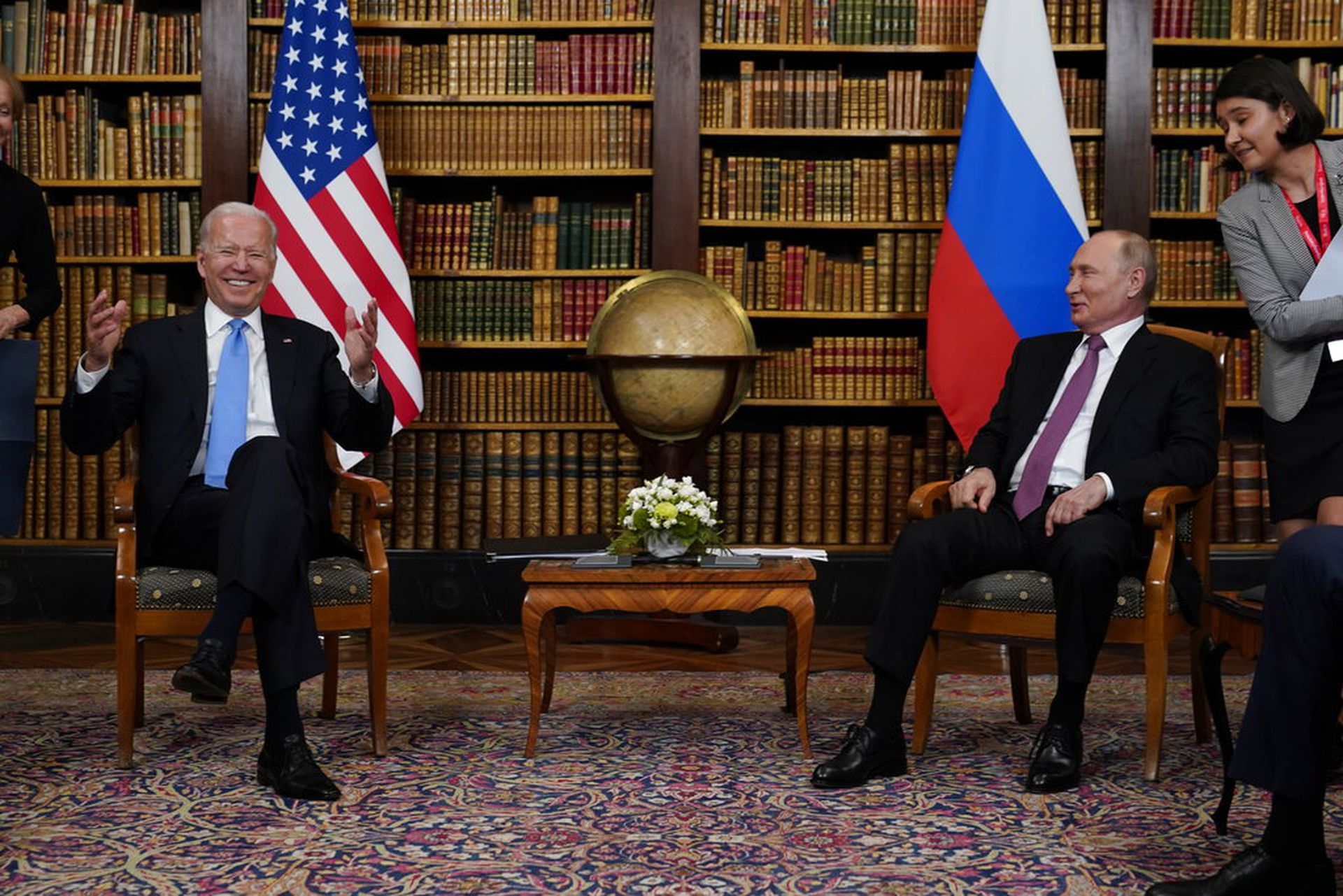 普京和拜登笑容满面，这次会晤氛围还不错。（AP）
