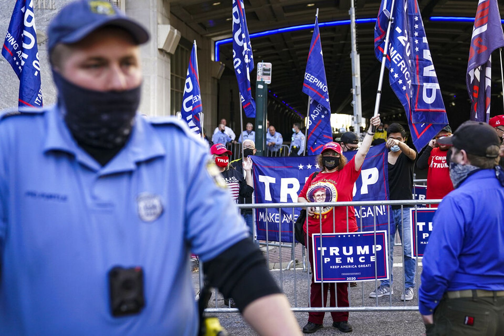 特朗普支持者在费城宾夕法尼亚会议中心的点票场所外抗议。(美联社) 特朗普支持者在费城宾夕法尼亚会议中心的点票场所外抗议。(美联社)