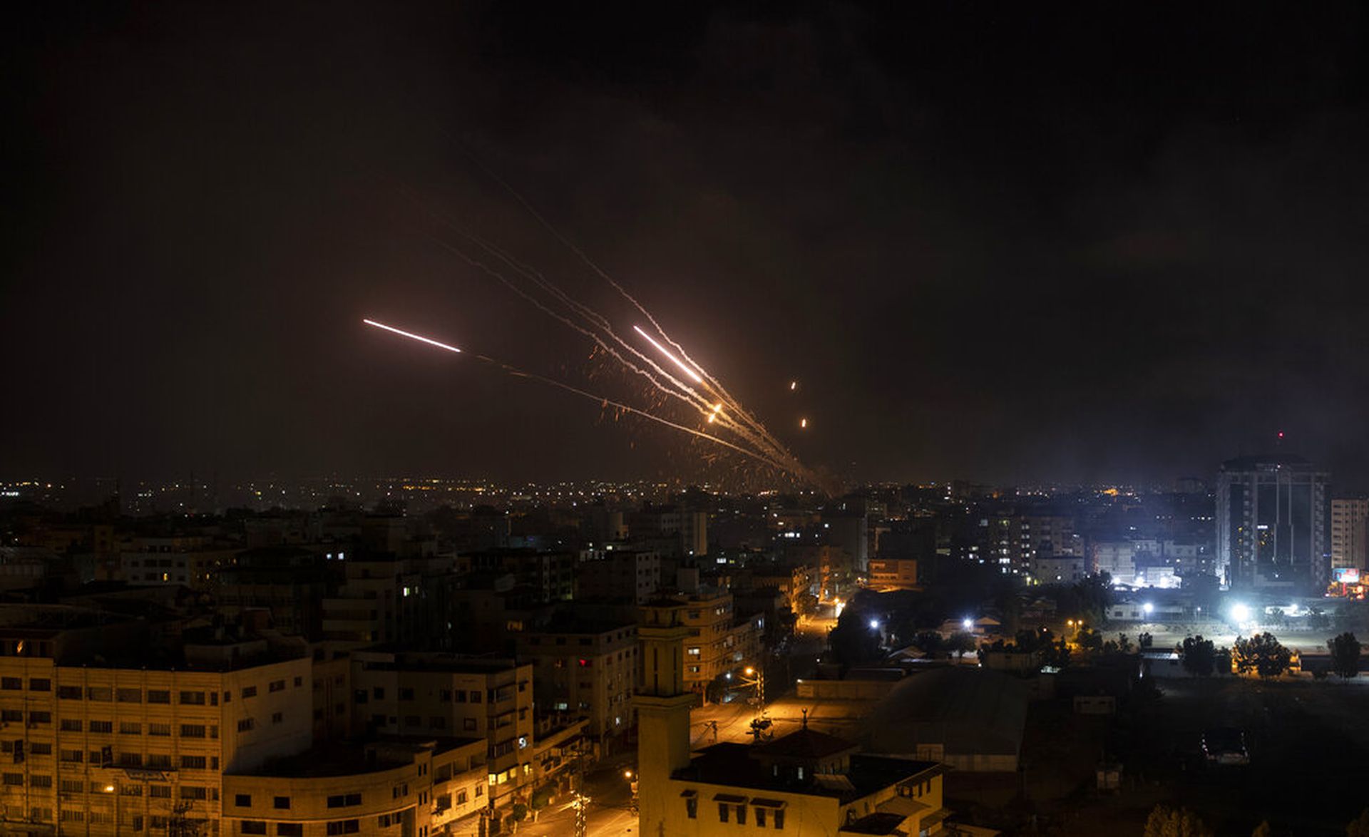 以巴冲突：图为5月12日有火箭弹从加沙地区飞向以色列。（AP）