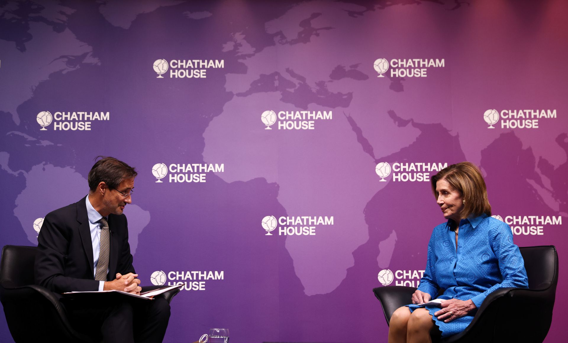 美国众议院议长佩洛西（右）2021年9月17日在英国伦敦出席皇家国际问题研究所的活动（Reuters）