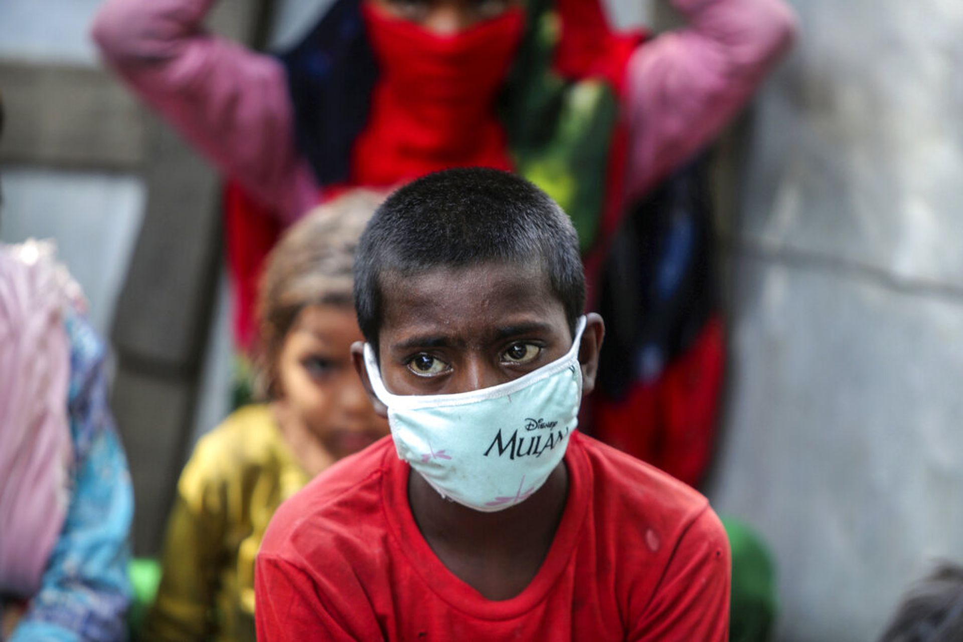 印度新冠肺炎疫情：图为6月14日一名儿童在查谟外围一个贫民窟中参加网上课程。（AP）