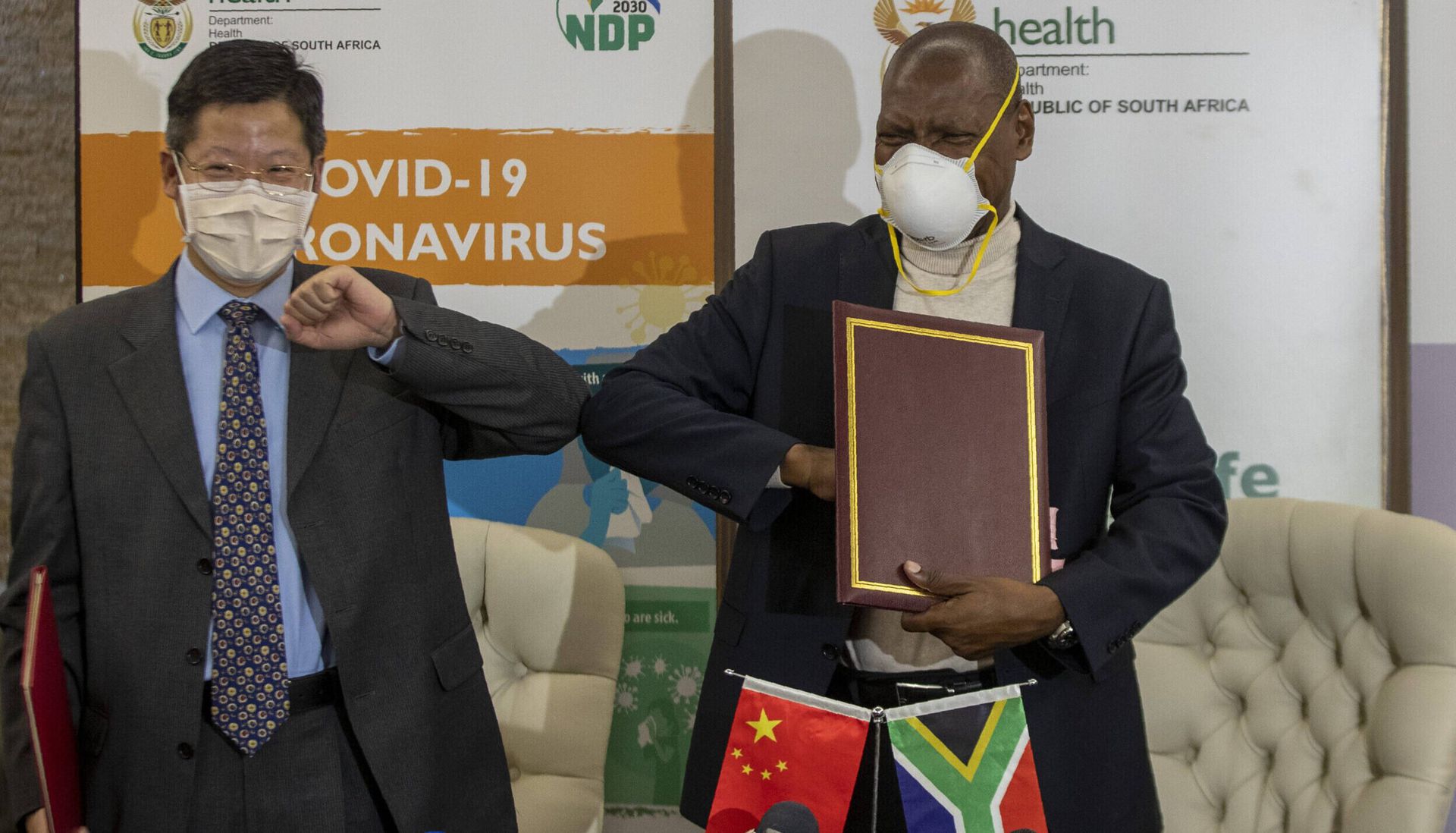 中国与众多非洲国家在防疫上进行合作，图为中国驻南非大使4月向南非捐赠防疫设备。（AP）