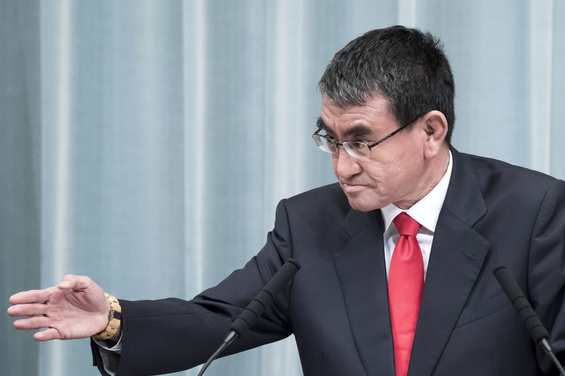 2019年9月11日,日本防卫大臣河野太郎在东京首相办公室官邸的记者会上发言。(Getty) 2019年9月11日,日本防卫大臣河野太郎在东京首相办公室官邸的记者会上发言。(Getty)