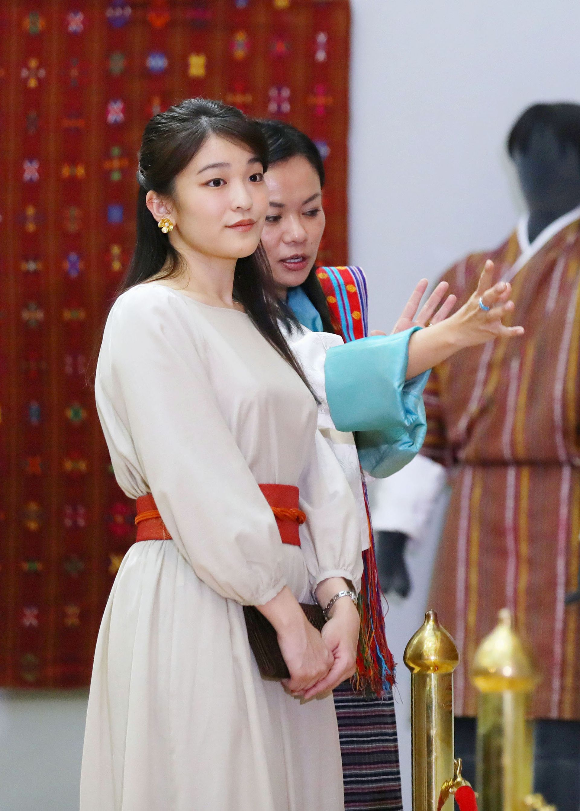 身为日本皇族的真子公主，生活跟一般女人永远不会一样，时刻都要以最优雅一面示人。倘若未婚夫小室圭挨得过丑闻风暴抱得美人归，也将分担她的压力，自己也得时刻庄重自持。图为公主2017年6月3日访问不丹廷布，参观不丹国家纺织博物馆。（VCG）