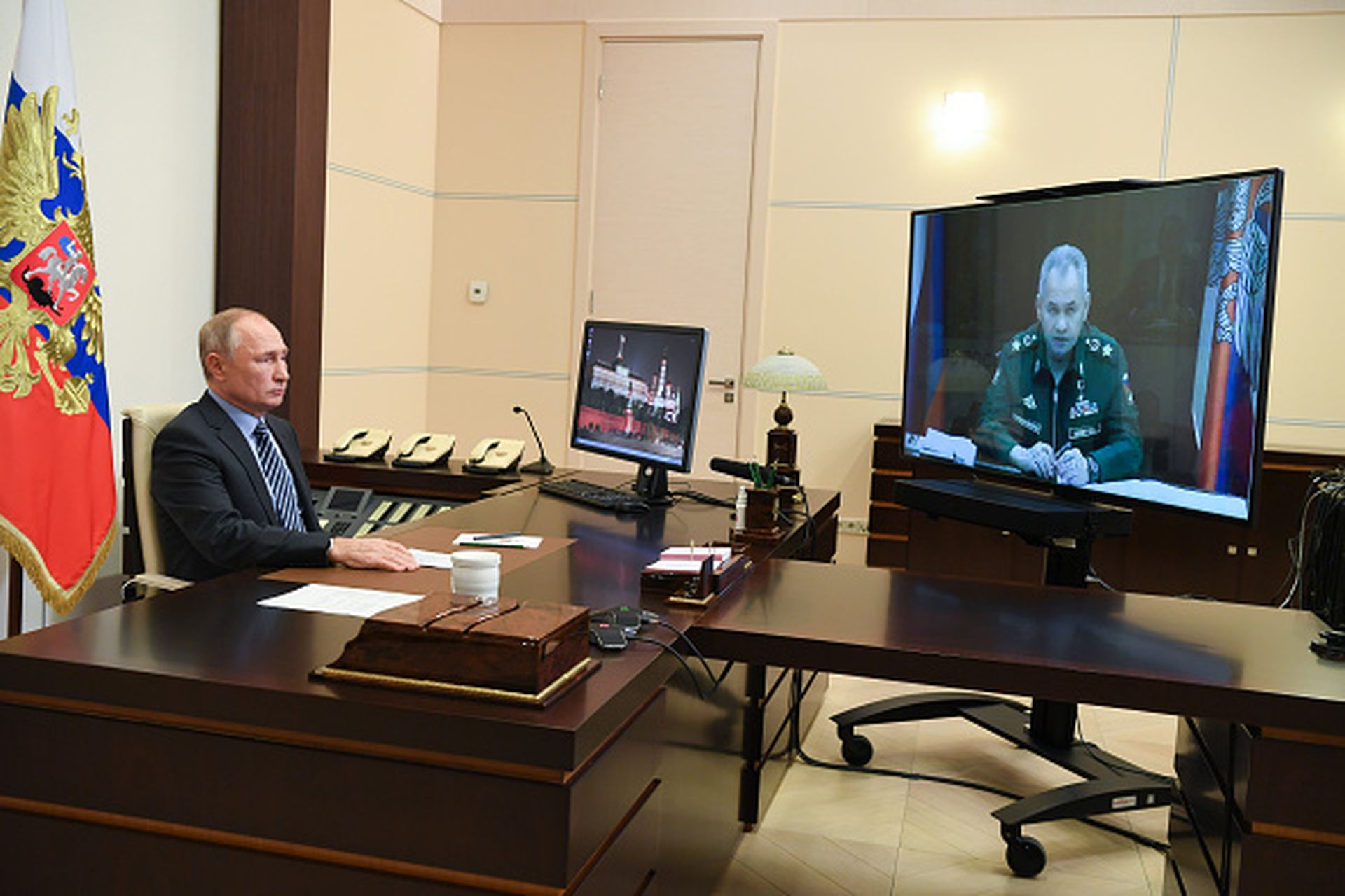 2020年11月13日，俄罗斯总统普京就纳卡战争难民安置问题与国防部长绍伊古（Sergei Shoigu）举行视频会议。（Getty Images）
