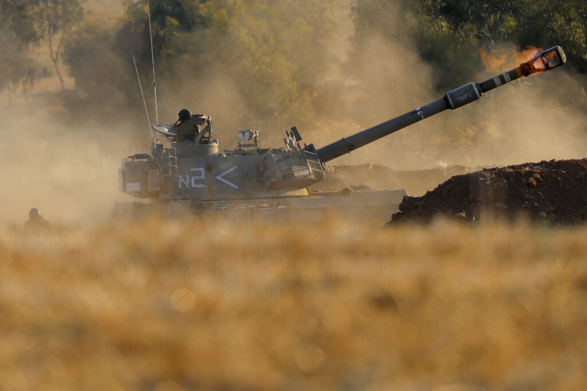 以巴冲突：图为5月13日以色列一名炮兵在加沙边境，向加沙地带的目标开炮。（AP）