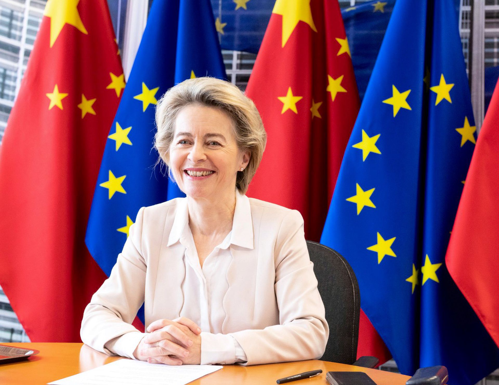 欧盟委员会主席冯德莱恩（Ursula von der Leyen）会后称，双方针对投资协定进行谈判是为了促成更平衡的贸易与商业机会，“今天，欧盟与中国原则上完成了投资协定的谈判”。（Twitter@Ursula von der Leyen）