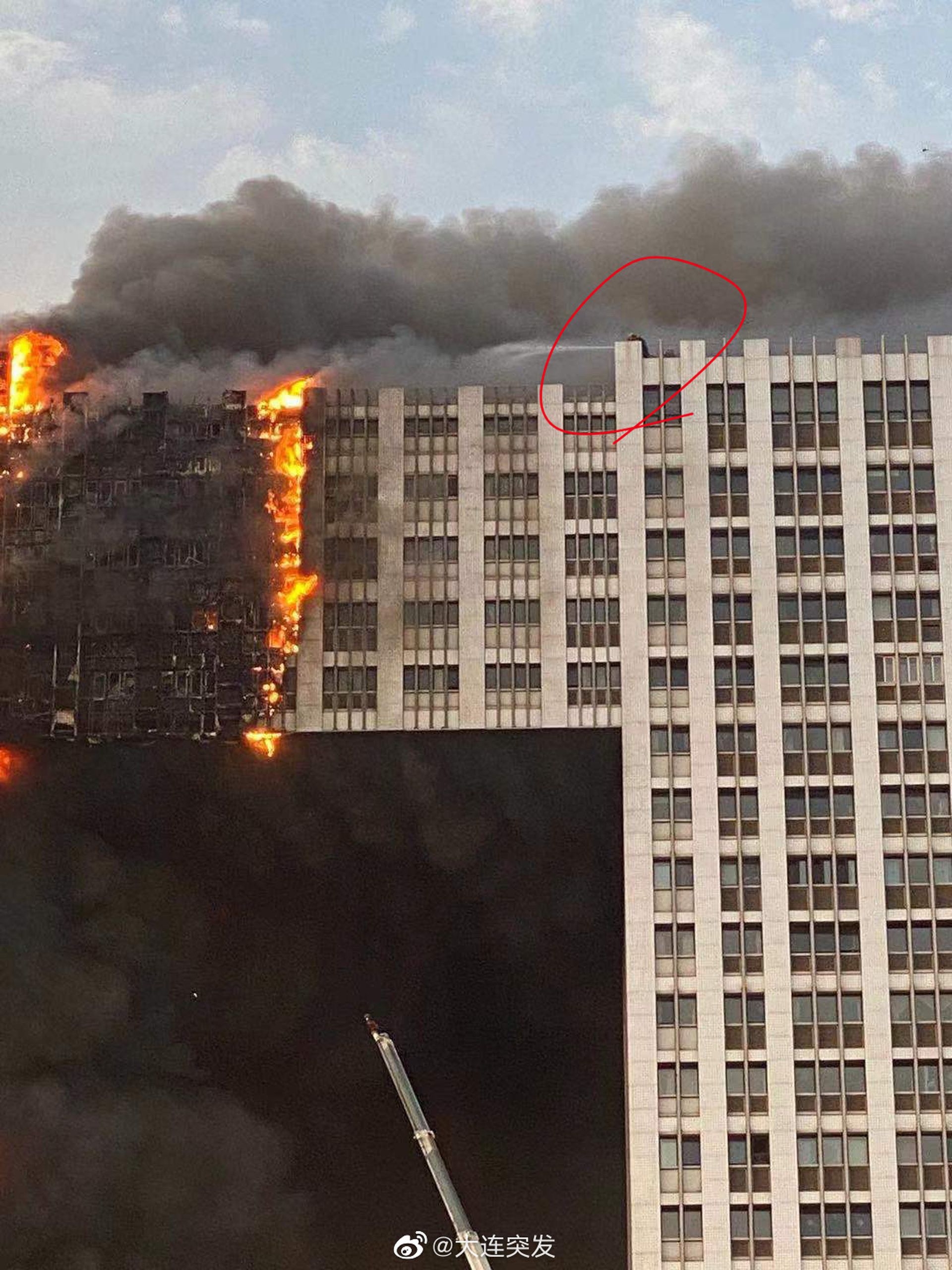 實拍:大連地標大廈持續燃燒7小時 親曆者憶述 2 508307291523911680253604