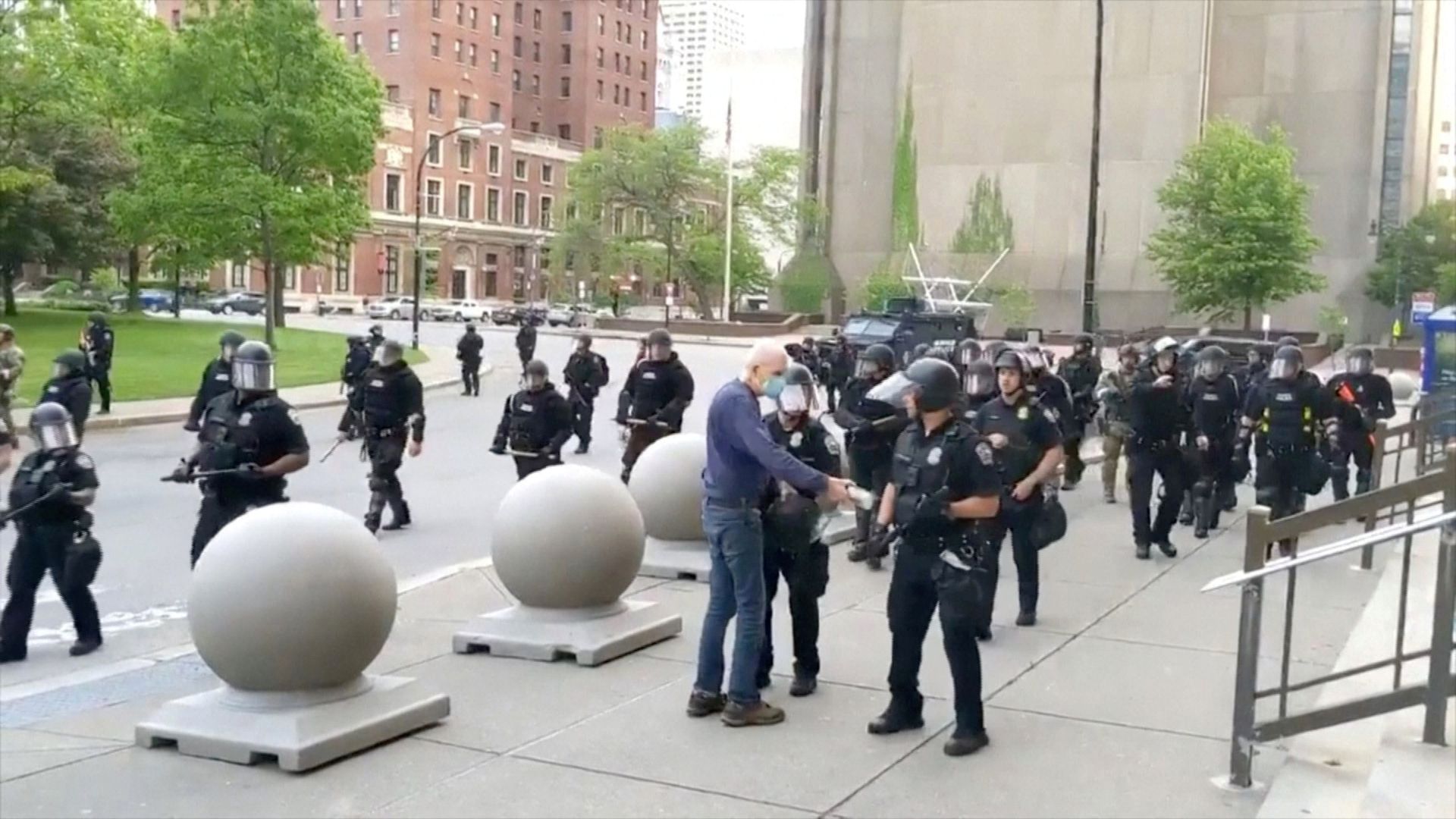 美国示威 推倒老翁致其头部着地流血纽约水牛城警察停职受查 多维新闻 全球