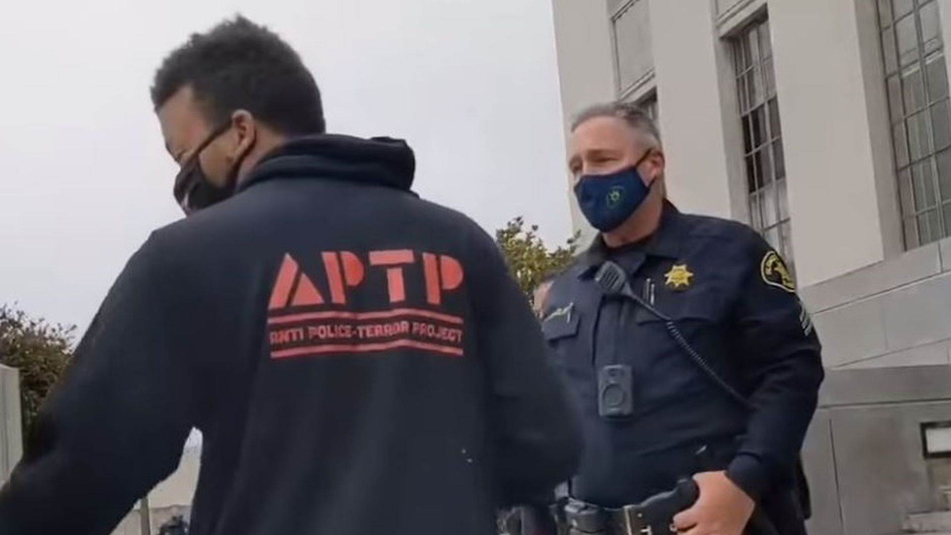美国警长用奇招企图阻示威者拍片放上网竟是播taylor Swift歌曲 多维新闻 全球