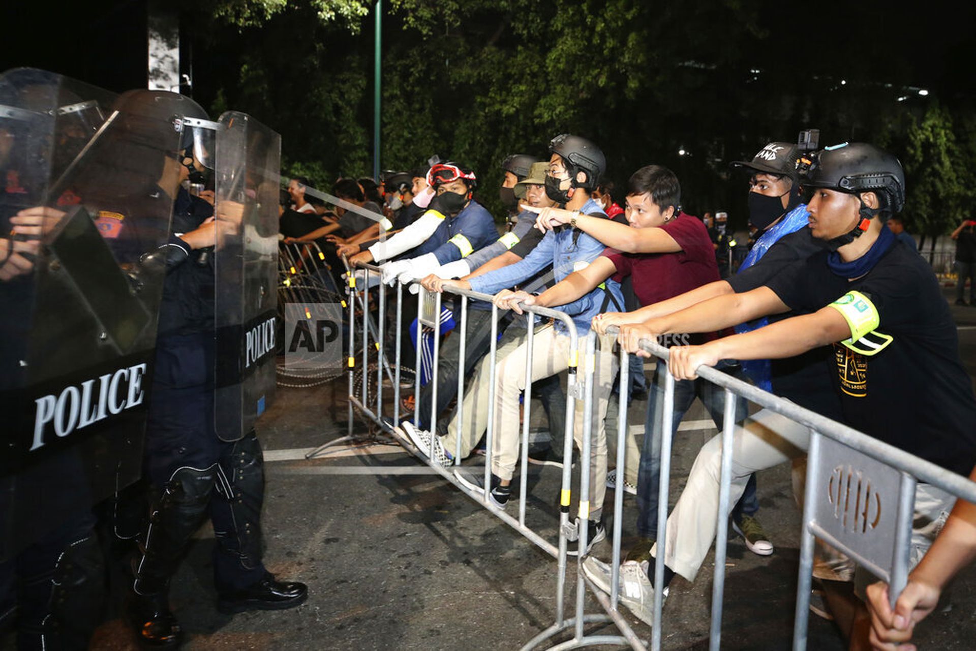 泰国警民10月15日在曼谷街头对峙。（美联社）