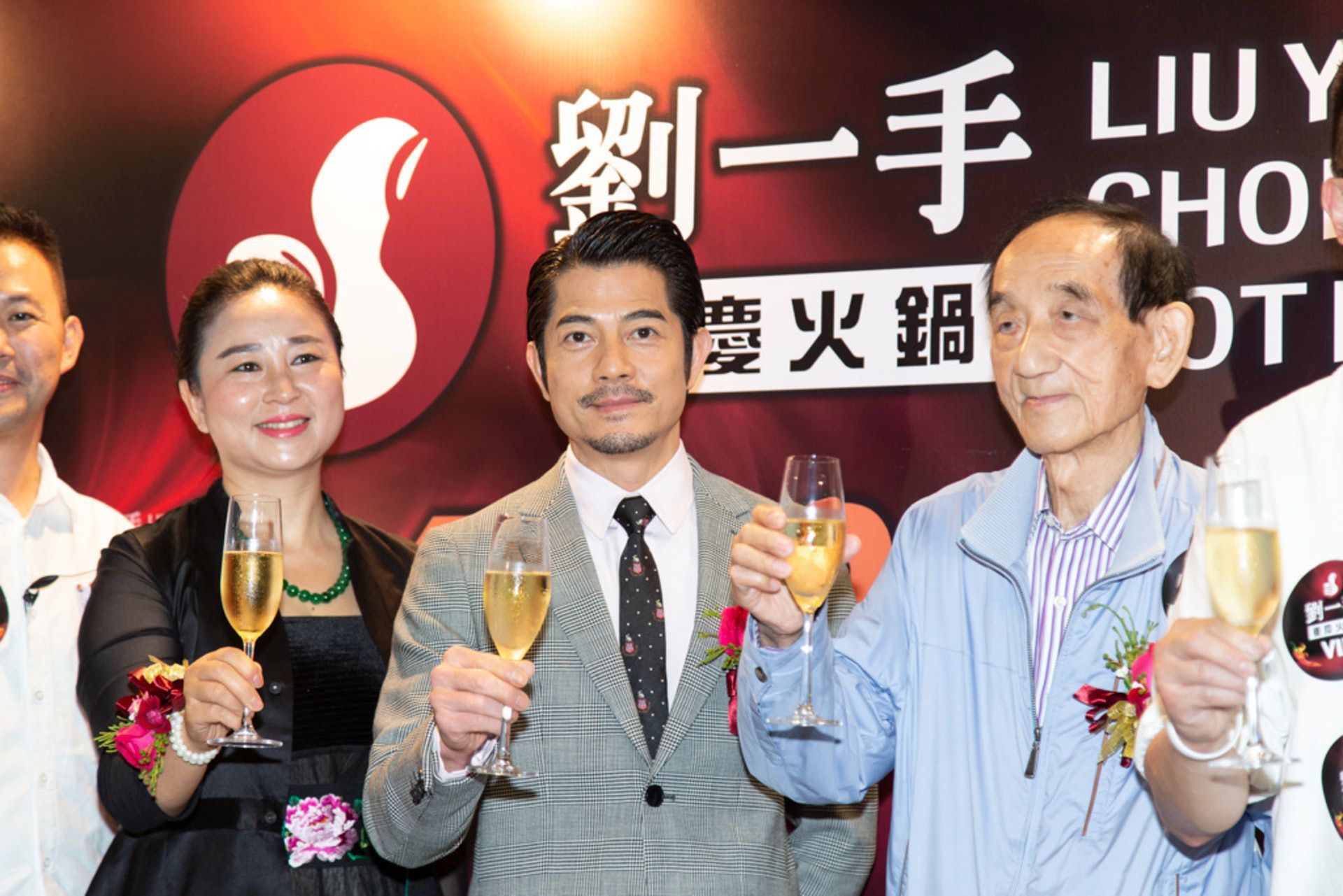 舖王欠債|鄧成波家族去年放售120億物業 圖減磅救亡?|巨子 ICON