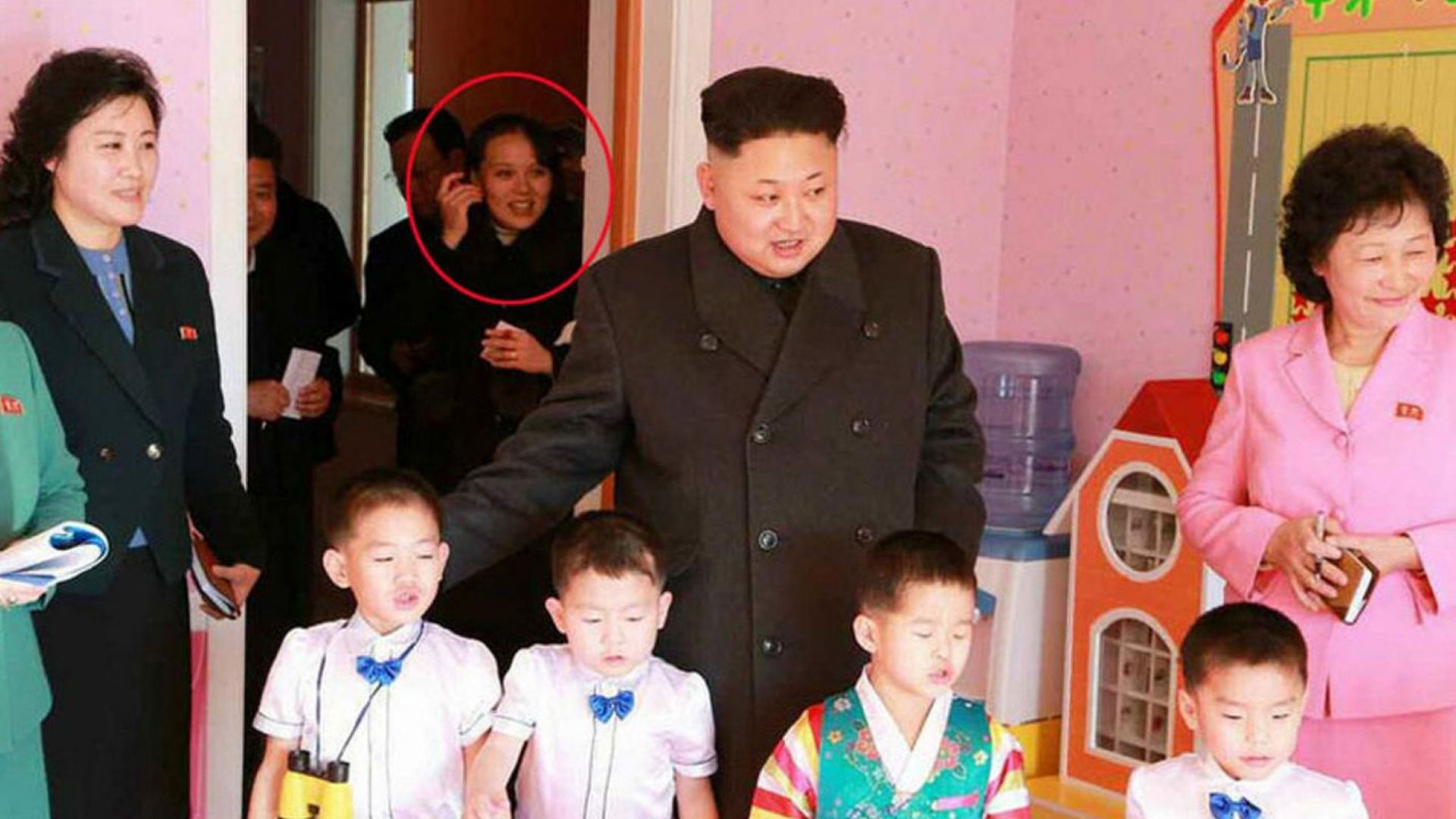 2015年1月2日，金与正陪同金正恩视察育儿院。（朝鲜劳动新闻网站截图）