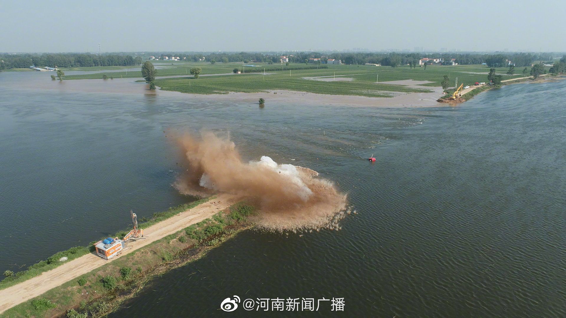 鹤壁市濬县和安阳市内黄县境内卫河中游右岸的小滩坡蓄滞洪区,在圈里分洪口爆破分洪。(微博@河南新闻广播) 鹤壁市濬县和安阳市内黄县境内卫河中游右岸的小滩坡蓄滞洪区,在圈里分洪口爆破分洪。(微博@河南新闻广播)