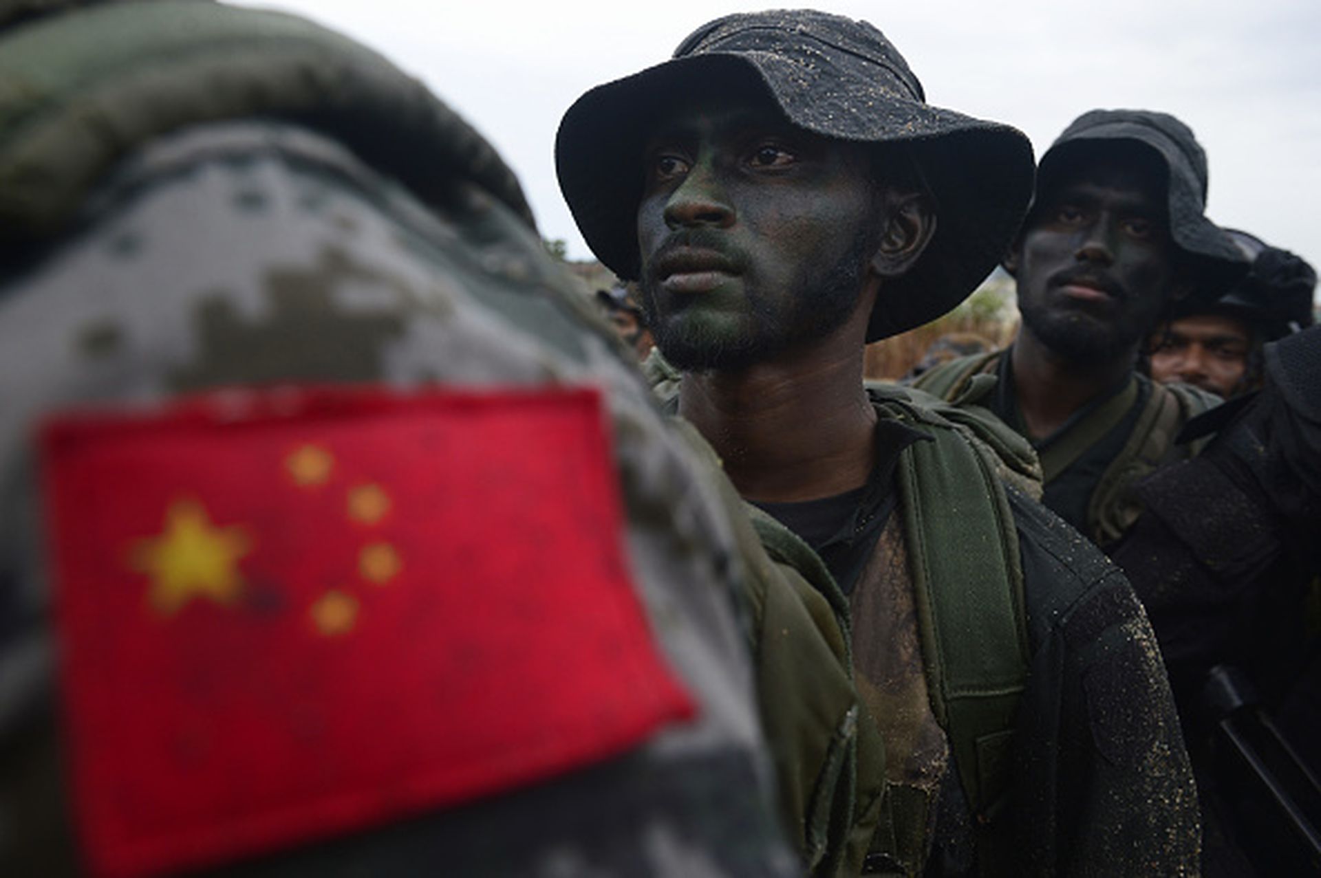 中孟军事合作近年来日渐升温，图为2019年9月23日，在斯里兰卡参加多国联合军演的中国军人与孟加拉军人在一起。（Getty Images）