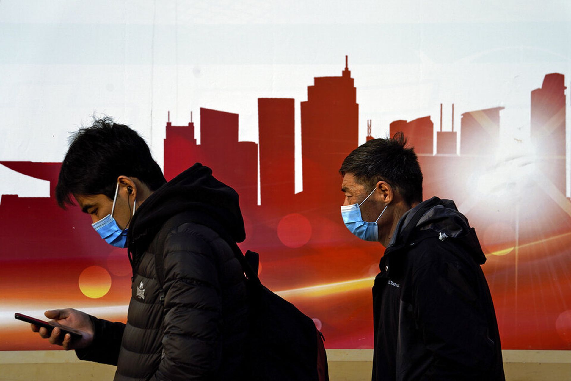 中国新冠肺炎疫情：图为12月6日北京街上的途人。（AP）