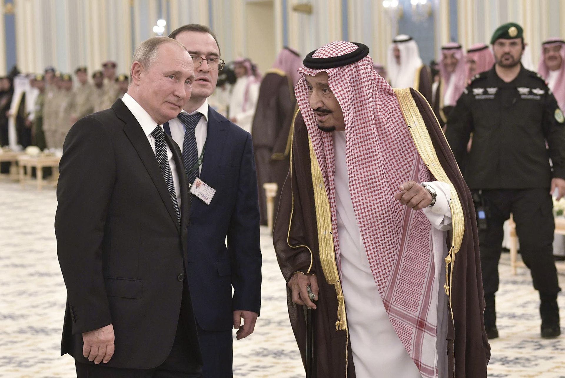 萨勒曼国王以80岁高龄继位，随后便着手安排跨代接班。图为其于2019年10月接待普京之景。（Reuters）
